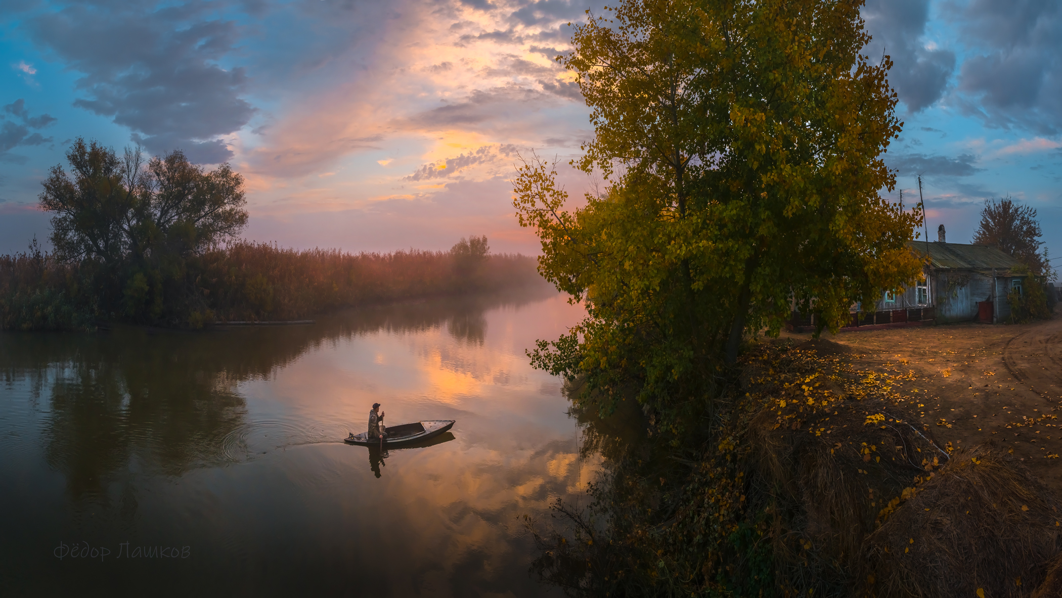 астраханская область, река, вода, волга, заповедник, астраханский государственный биосферный заповедник, осень, туман, лодка, рыбак, заря, рассвет, небо, дом, кордон,, Лашков Фёдор