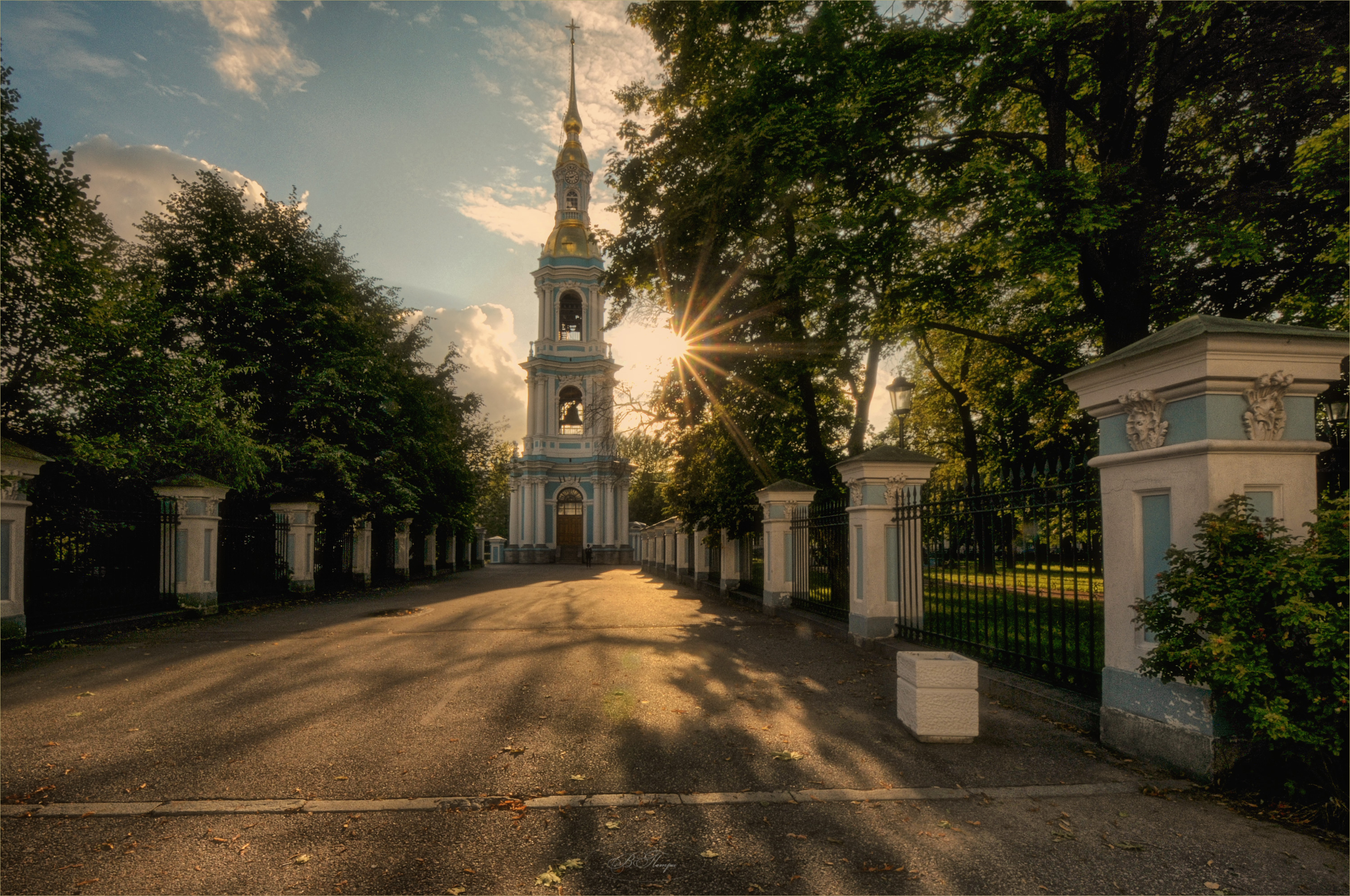 колокольня солнце тени деревья, Вера Петри