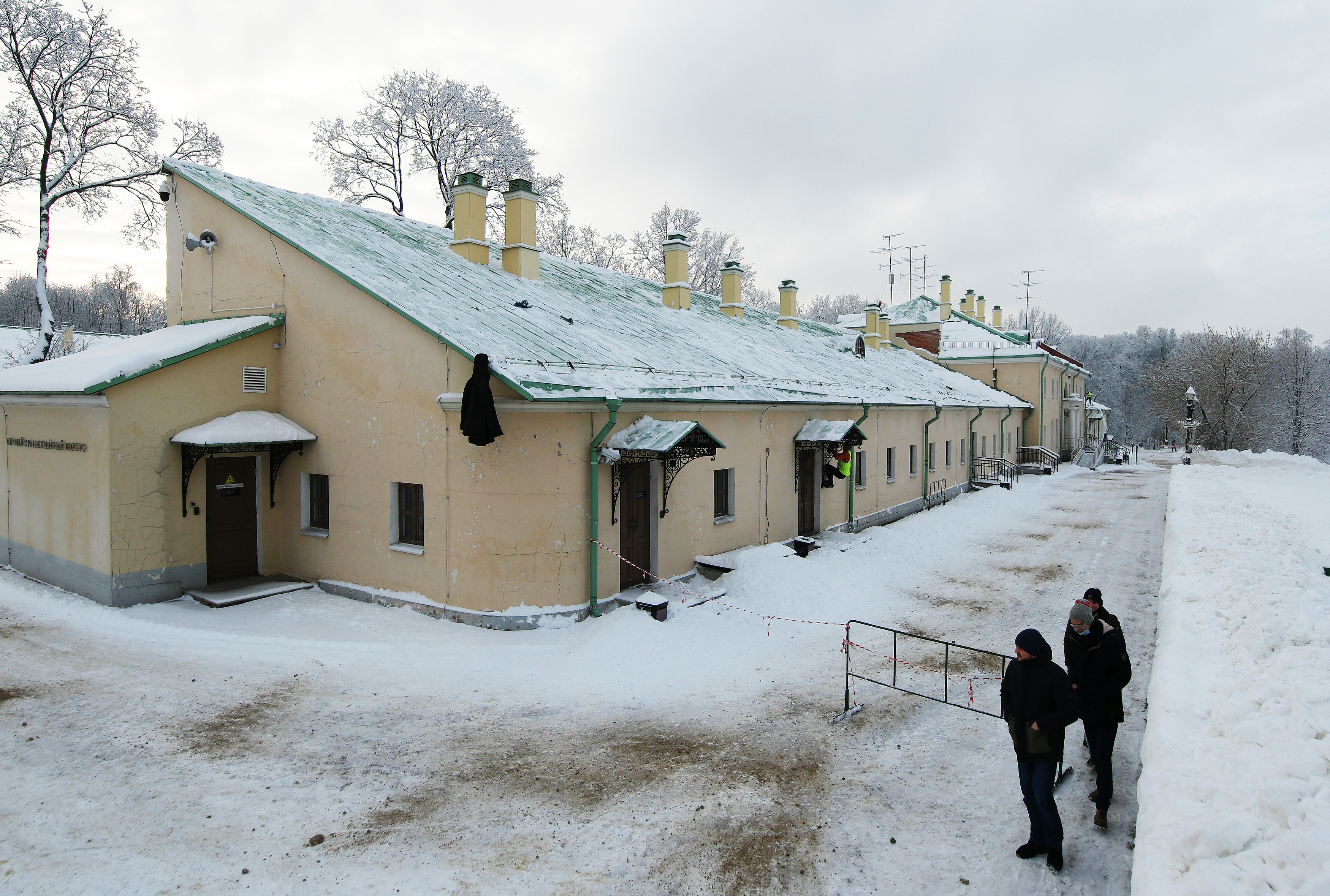 снег, дворник, куртка, крыша, не достать, Царицыно, оранжерея, зима, Москва, Дмитрий Ткаченко