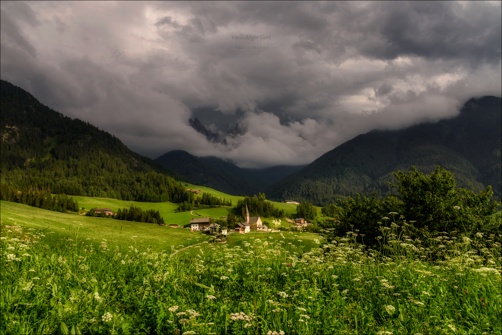 доломитовые альпы,santa maddalena,деревня,val di funes,лето,odle,италия,alps,ranui,san giovanni,церквушка, Гори Василий