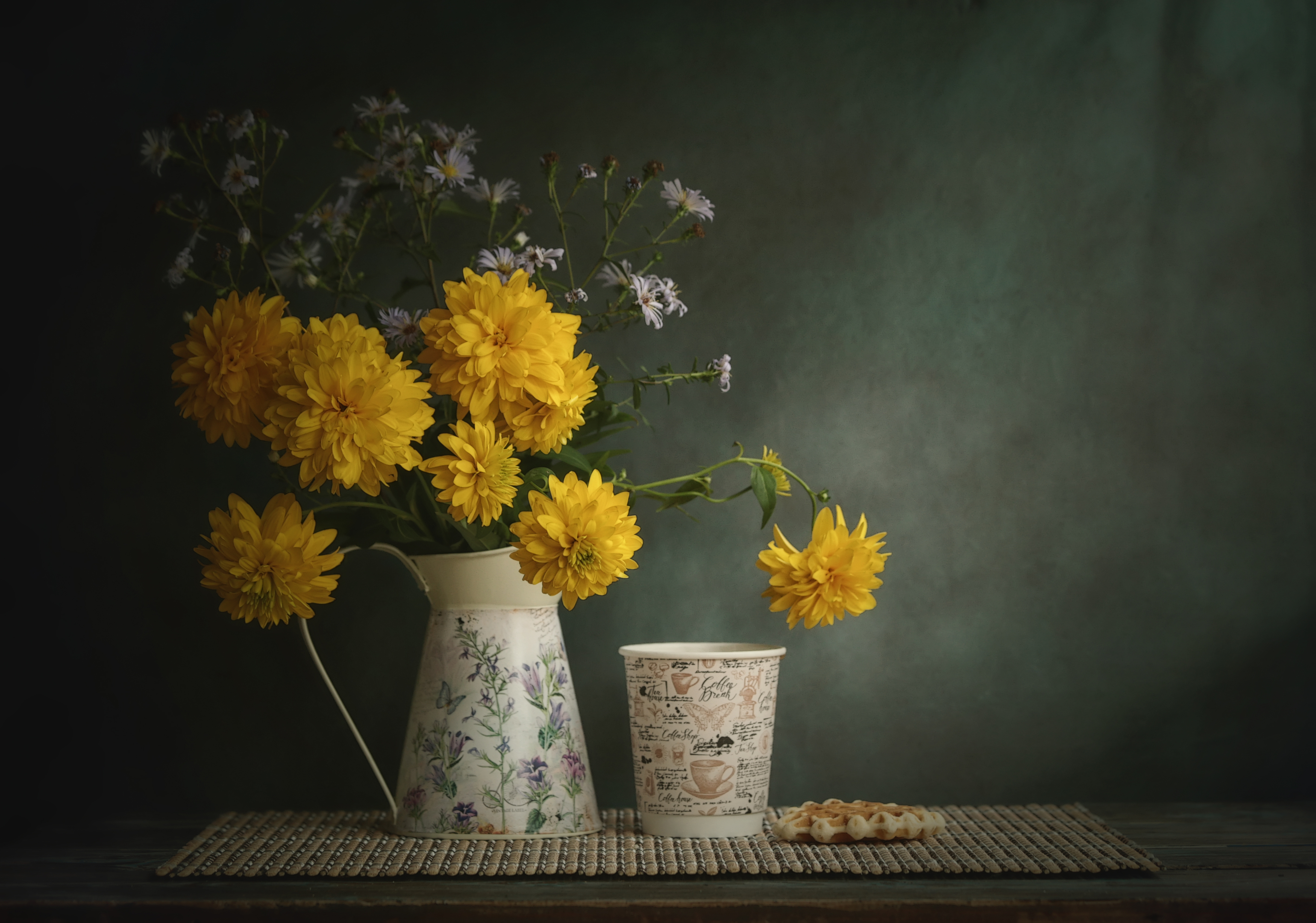 кувшин с цветами, чашка кофе, стаканчик кофе, натюрморт, jug of flowers, cup of coffee, cookie, Стасов Виталий