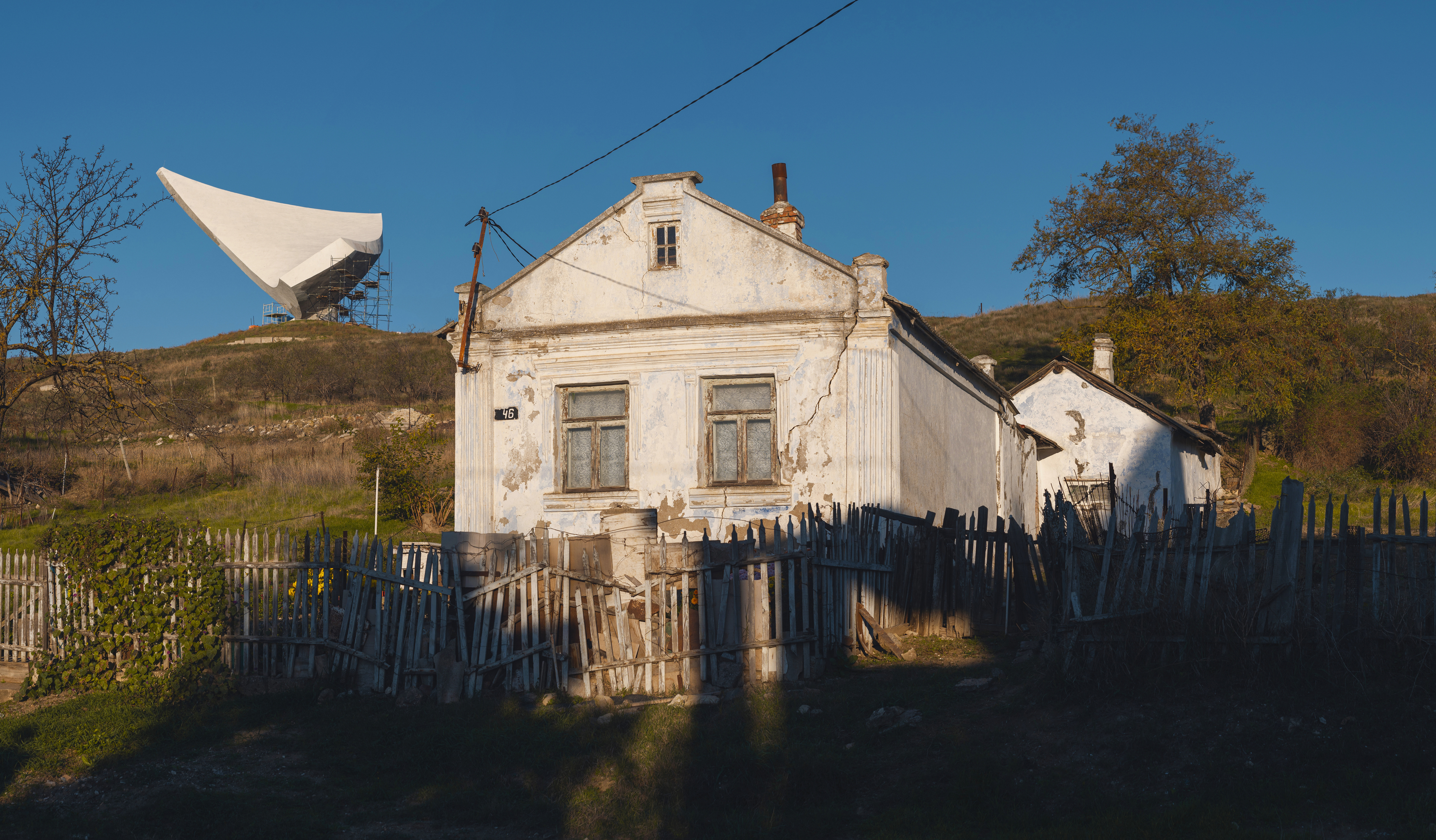 архитектура, город, монумент парус, дом, улица, прошлое, символы, память, величие, утро, осень, атмосферное, пейзаж, винтажная оптика, гелиос 44-2, пос. эльтиген, героевское, керчь, крым, россия, Щербак Анатолий