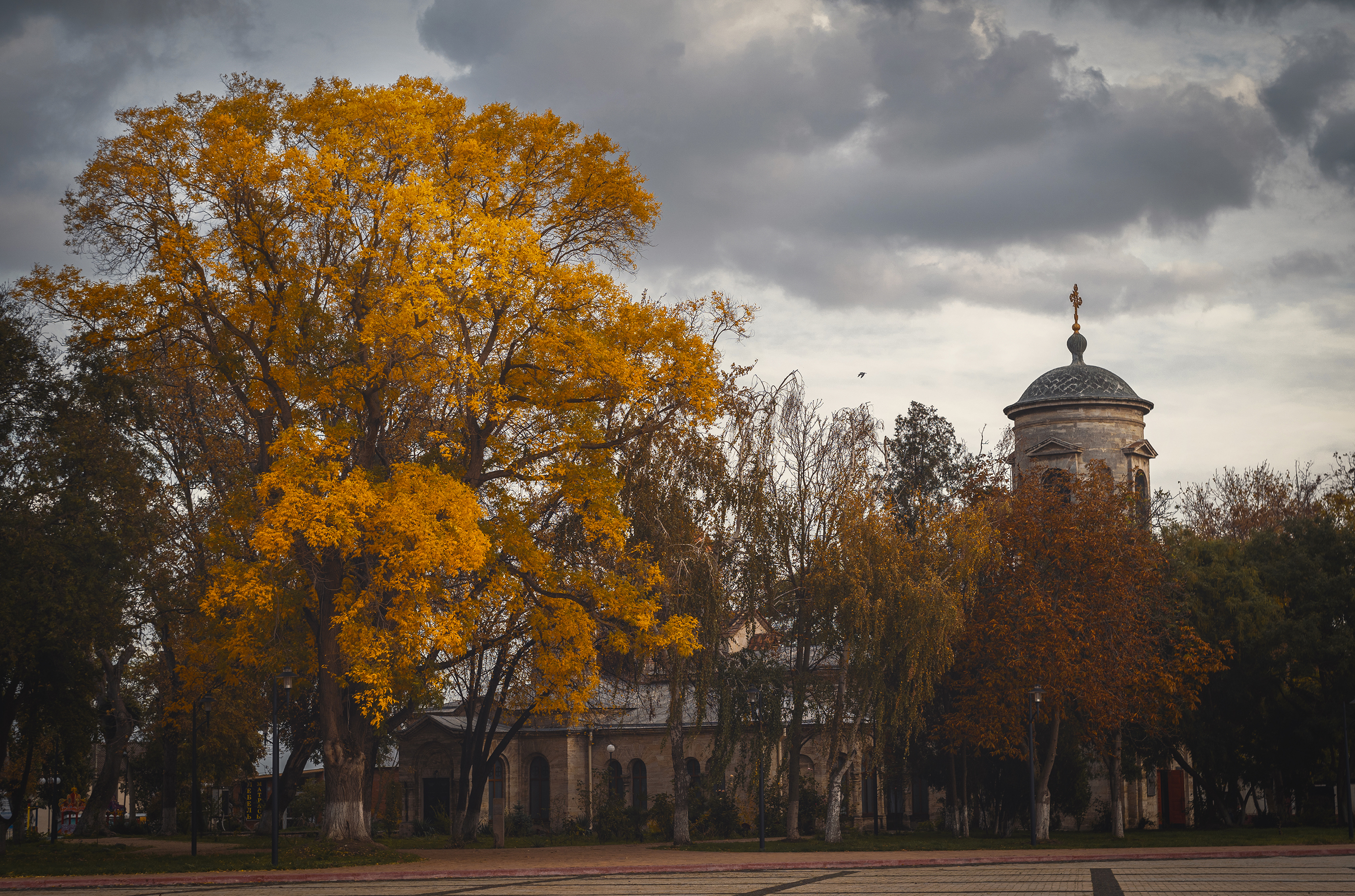 город, архитектура, площадь, церковь, золотые деревья, осень, атмосфера, красота, винтажный объектив, гелиос 44-2, керчь, крым, россия, Щербак Анатолий