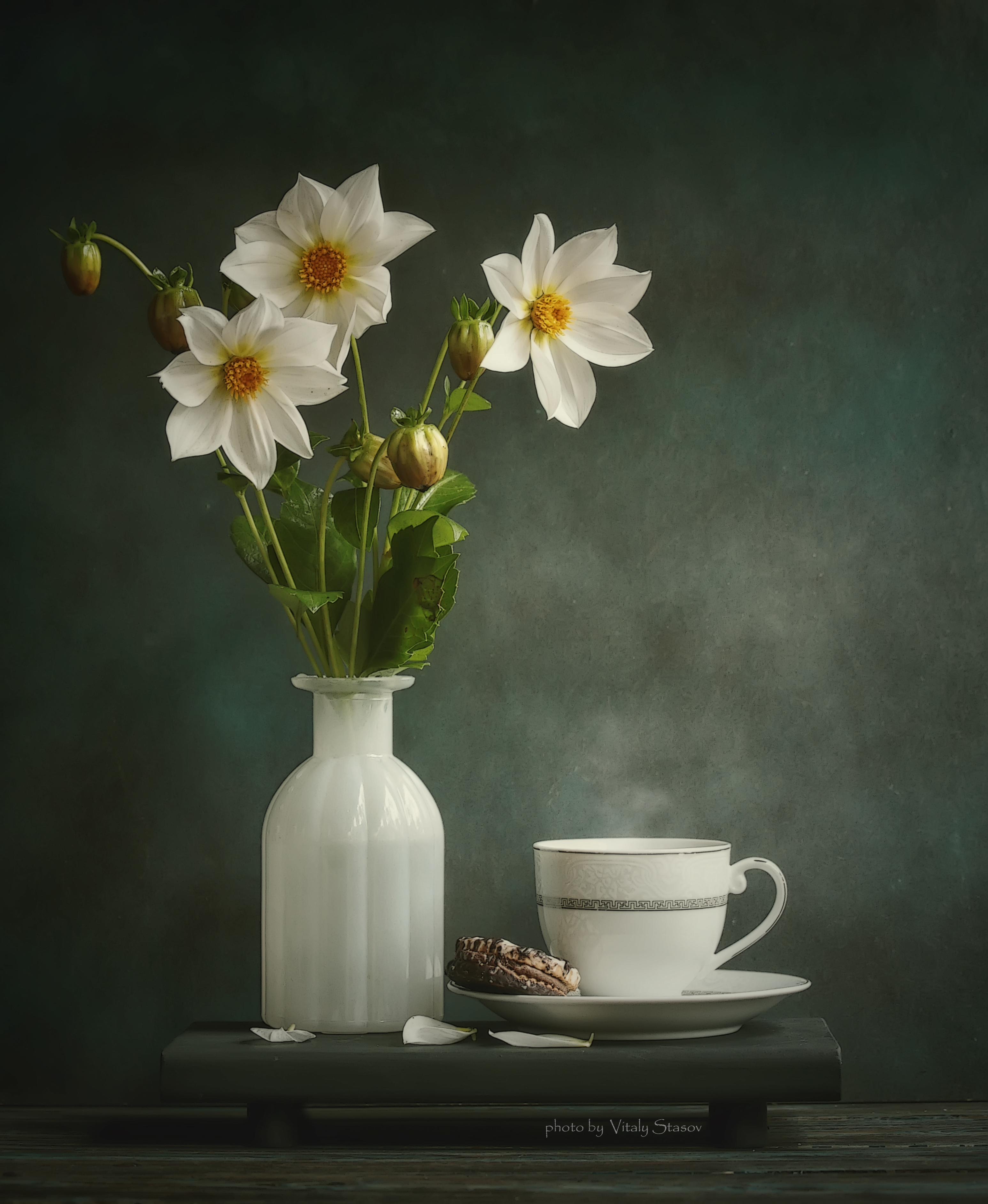 георгины, перекус, чашка, кофе, чай, цветы, натюрморт, dahlias, snack, cup, coffee, tea, flowers, still life, Стасов Виталий