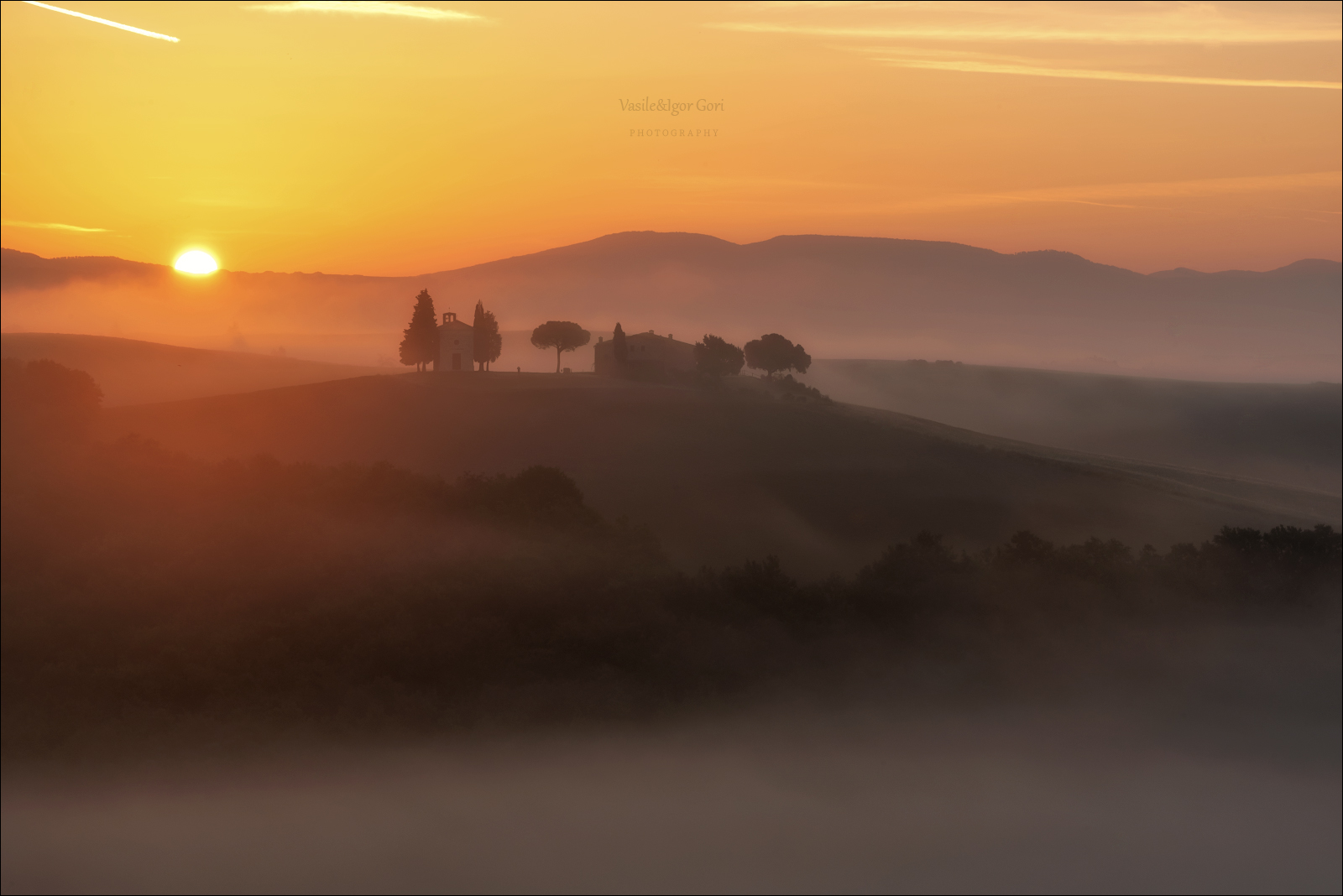 italy,san quirico d'orcia,italia,свет,часовня,sunrise,италия,rural,тоскана,кипарисы,toscana,осень,tuscany,cipressi,пейзажи тосканы,fog, Гори Василий