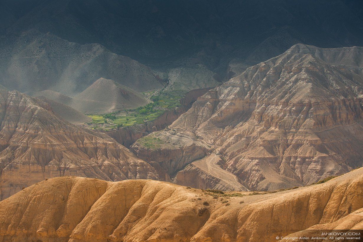 Непал, Гималаи, Верхний Мустанг, каньон, долина, ущелье, свет, солнце, скалы, горы, оазис, пустыня, плато, пейзаж,, Антон Янковой (www.photo-travel.com)
