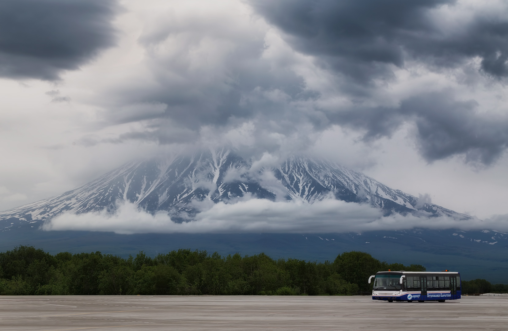 автобус, корякский вулкан, камчатка, лето, тучи, аэропорт елизово, Евгений Паршуков