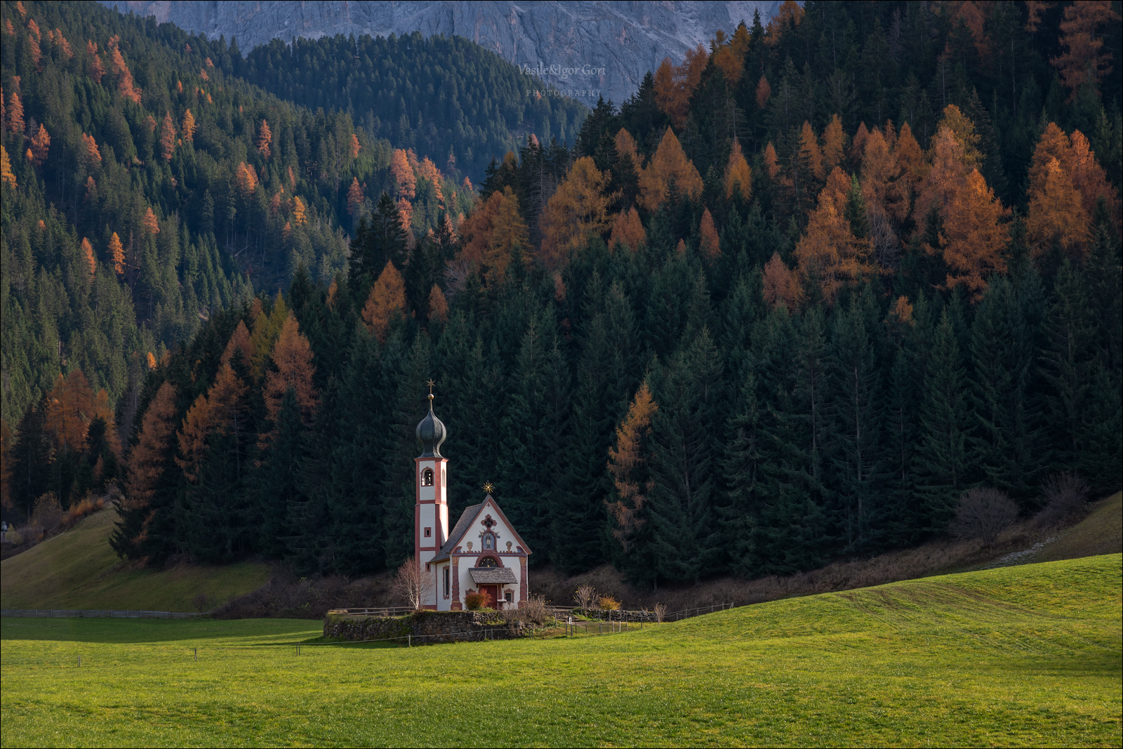 доломитовые альпы,santa maddalena,деревня,val di funes,осень,odle,италия,alps,ranui,san giovanni,церквушка,hills, Гори Василий