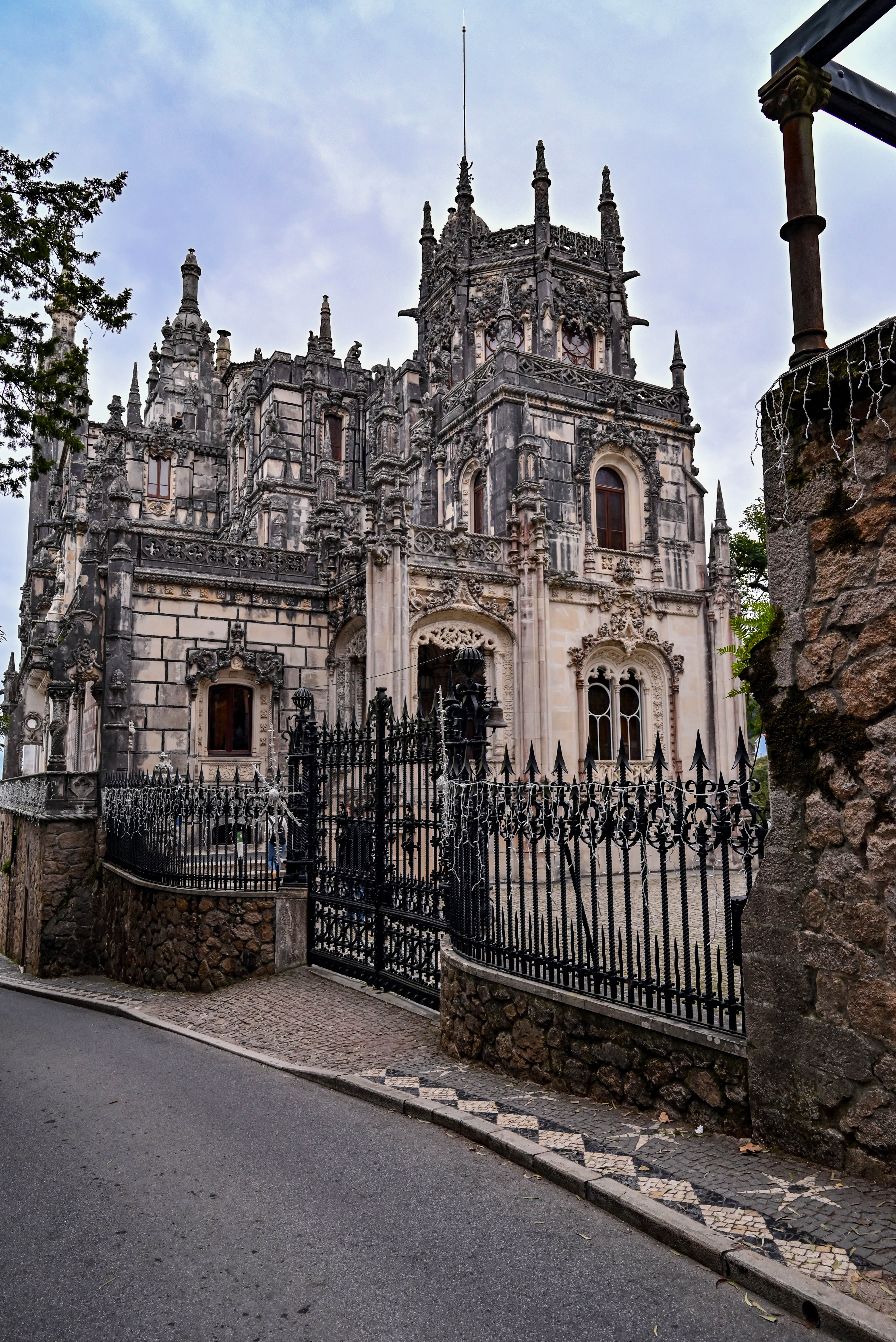 Palaces,, Machado Carlos