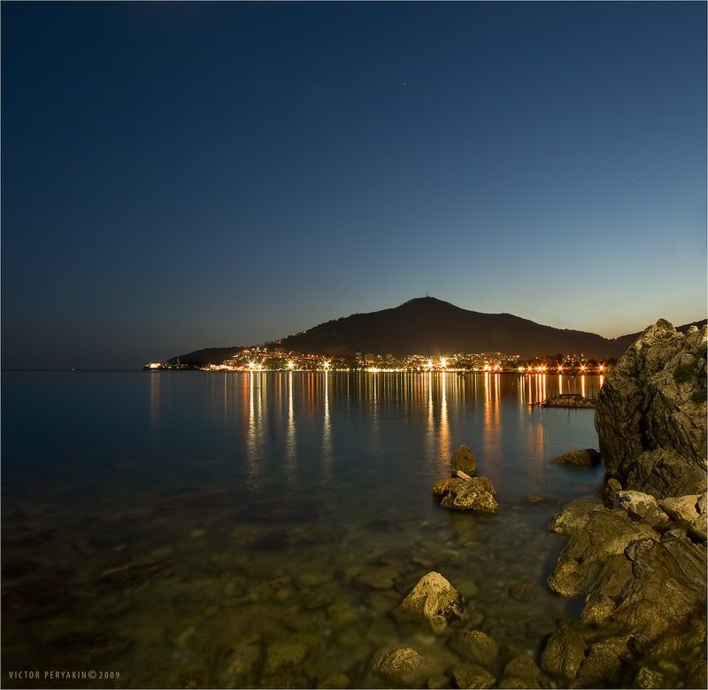 черногория, будва, ночь, берег, камни, отражение, огни, город, Виктор Перякин