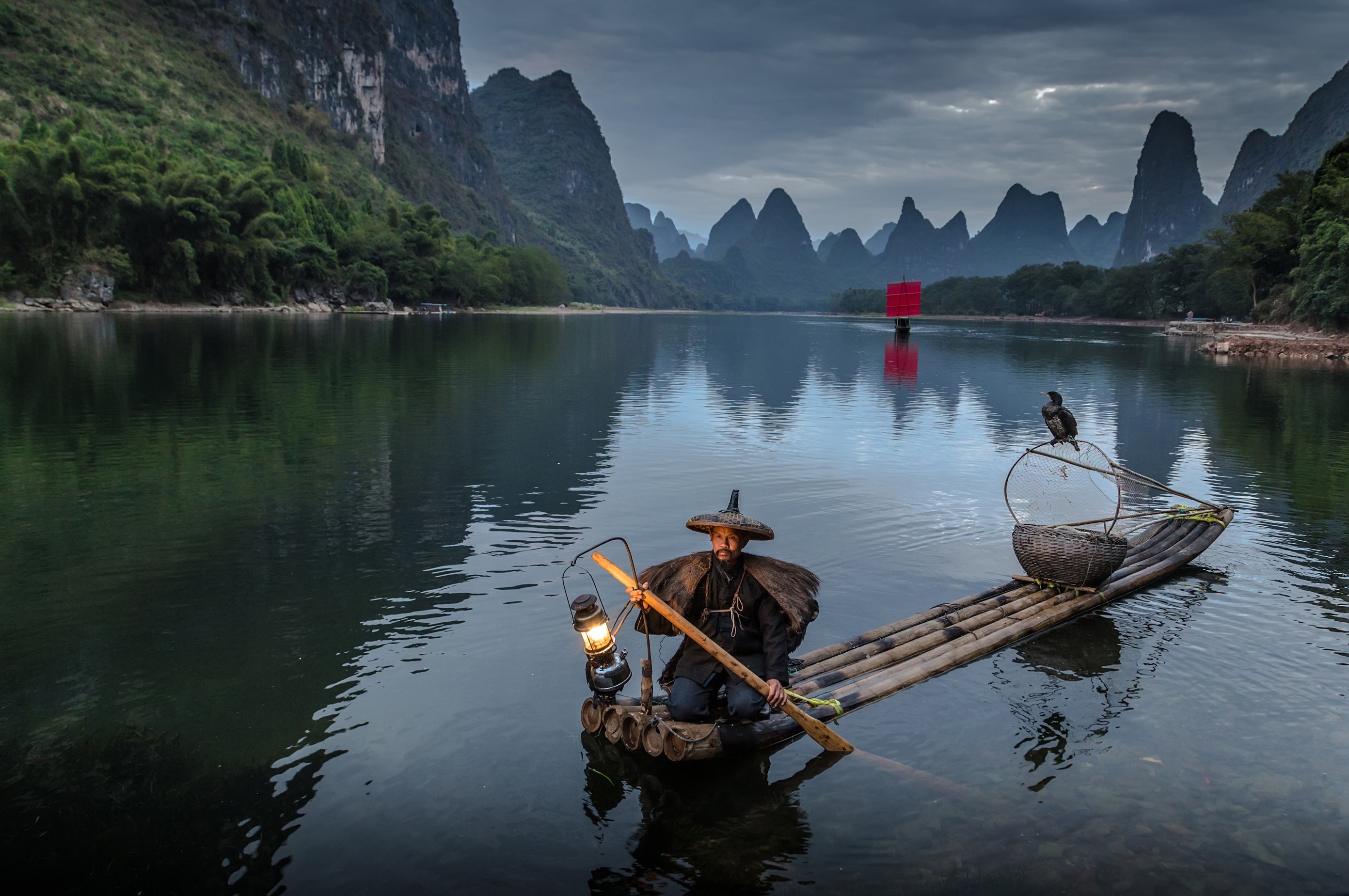 Река ли рыбалка на реке. Река ли Лицзян Китай. Каноэ Азия. Южная Азия природа. Восточная Азия природа.