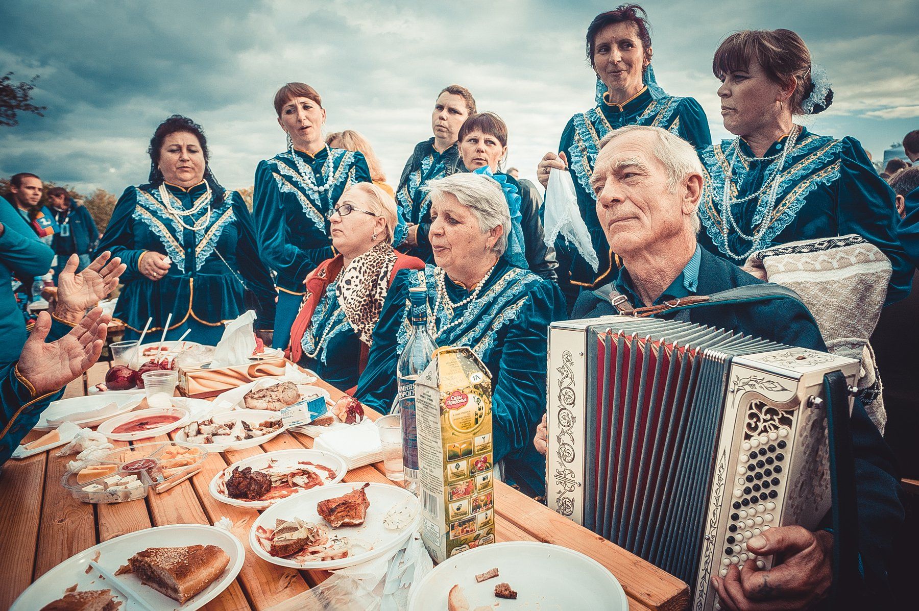 Музыка поют бабушки. Застолье в деревне. Застолье с гармонью. Деревенское застолье. Застолье в России.