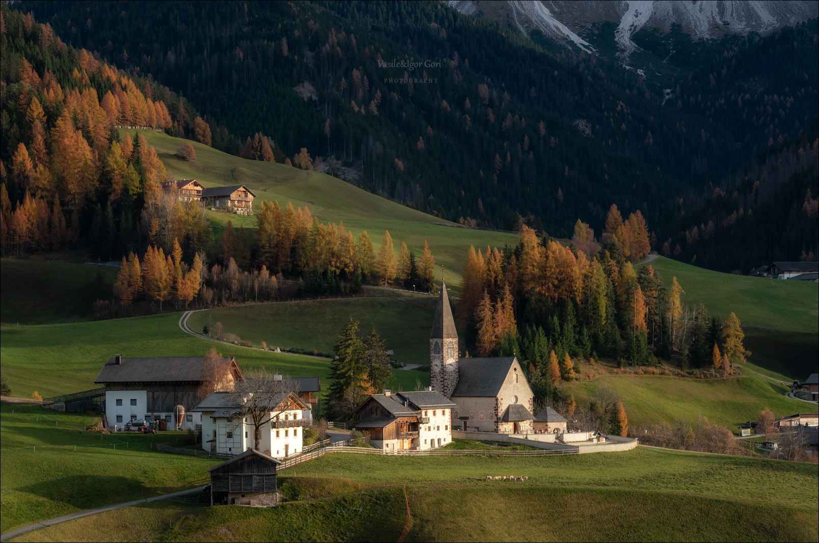 доломитовые альпы,santa maddalena,деревня,val di funes,осень,odle,италия,alps,ranui,san giovanni,церквушка,hills,colors, Гори Василий