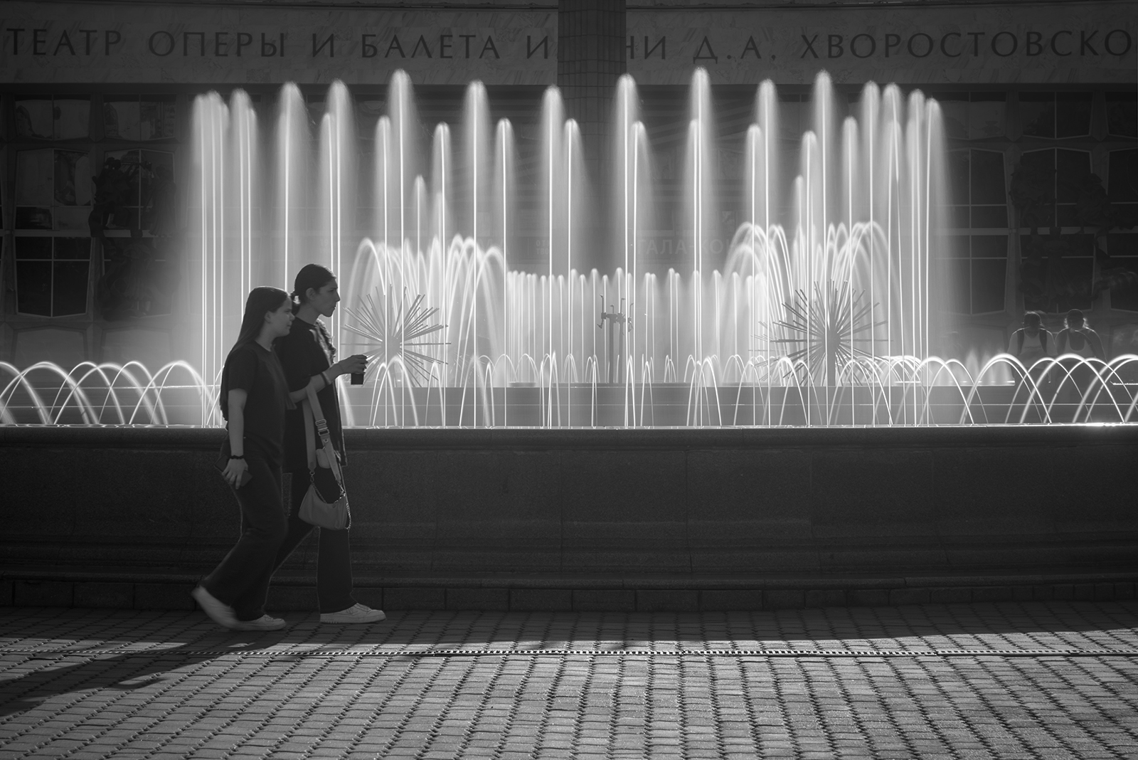 город, архитектура, площадь, театр, вода, струи, чб, черно-белое, брусчатка, фонтан, прохожие, вечер, красноярск, Антипов Дмитрий