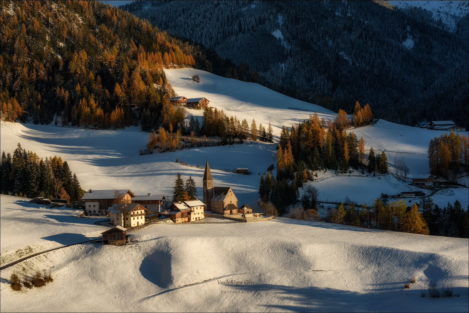 доломитовые альпы,santa maddalena,деревня,val di funes,осень,odle,италия,alps,ranui,san giovanni,церквушка,hills,снег,rural, Гори Василий