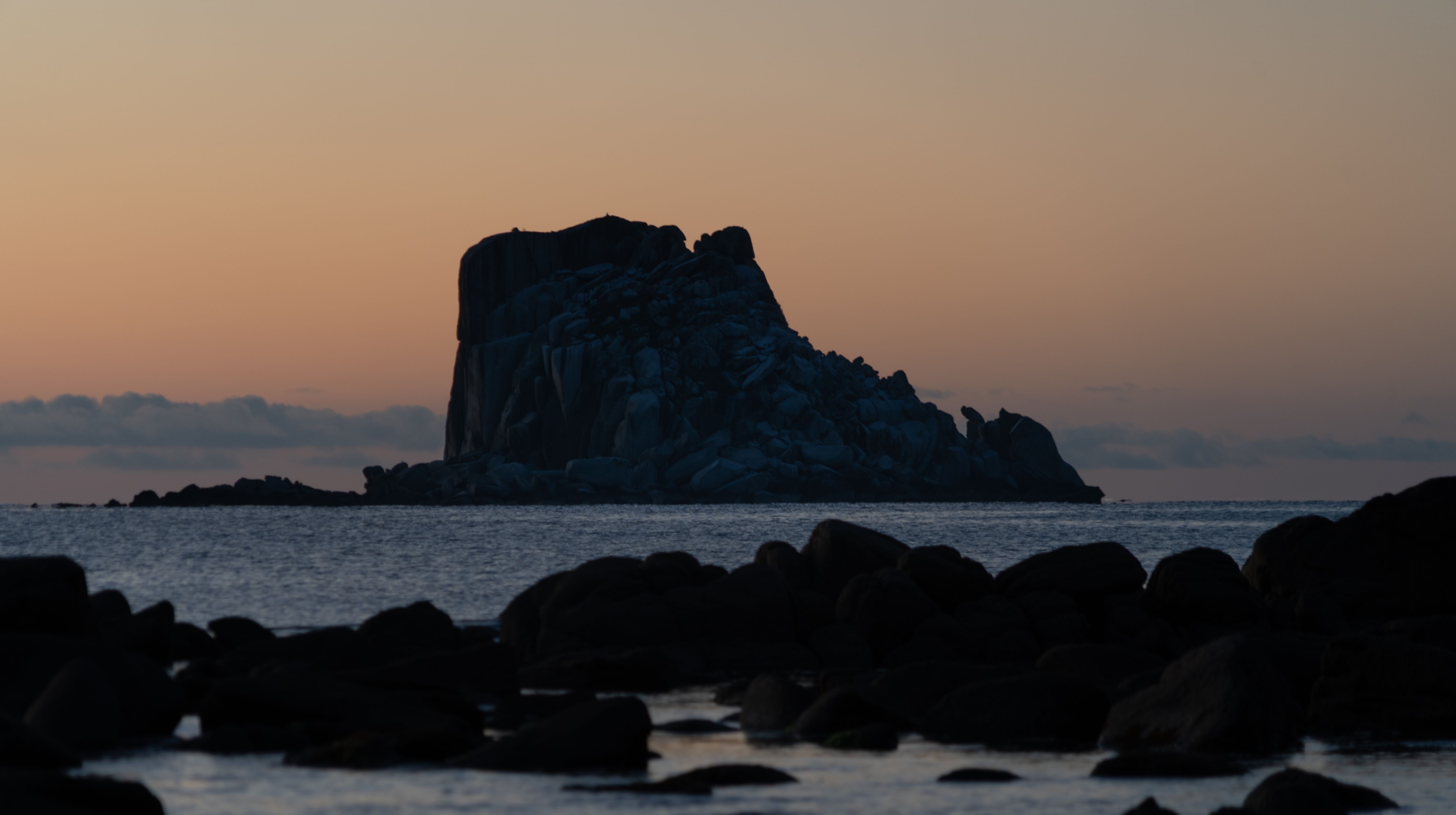 Россия, Приморский край, Приморье, Японское море, бухта Триозёрье, скала Копна, рассвет, Гаврилов Юрий