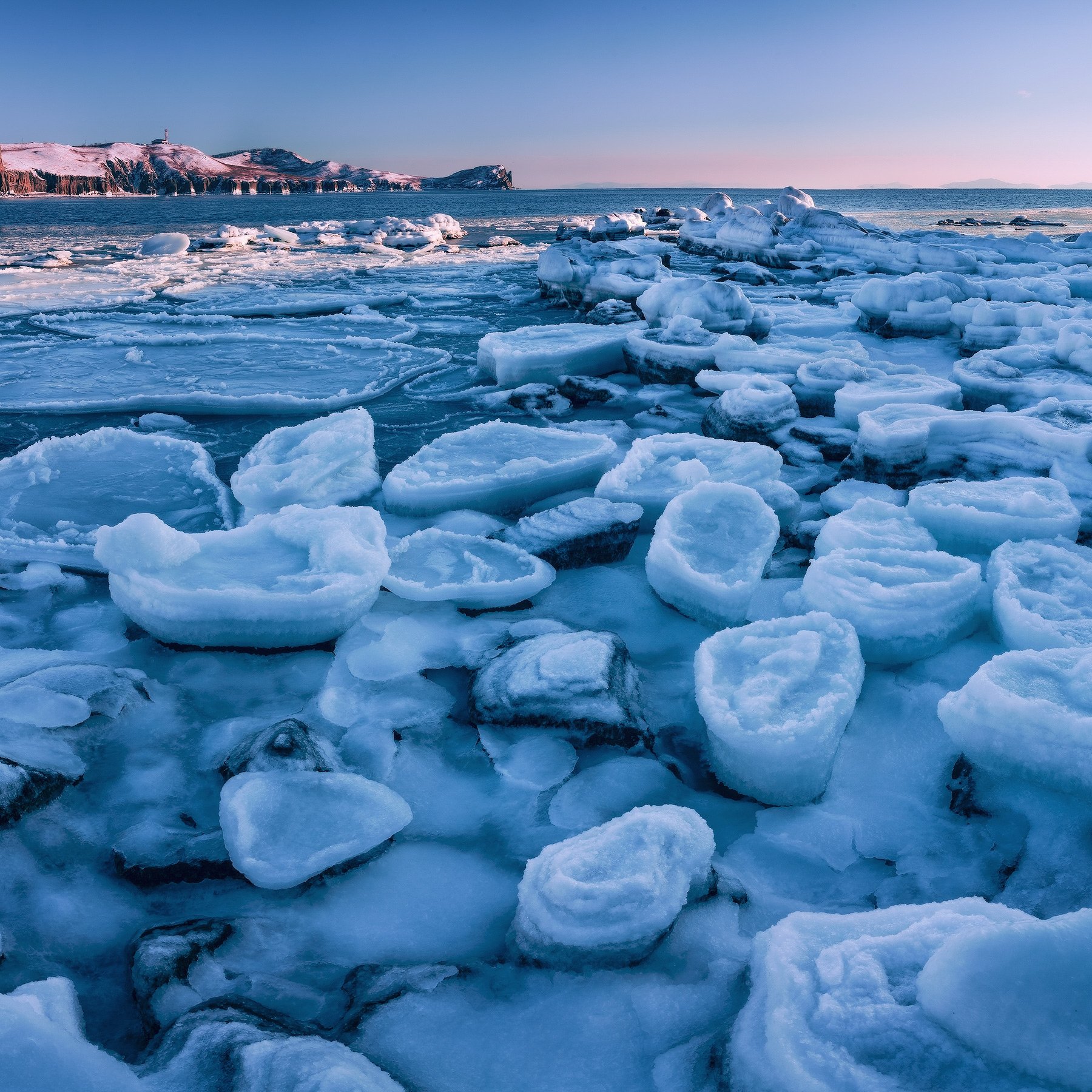 Океан покрытый льдом. Ледяное море. Морской лёд. Лед на море. Ледовое море.