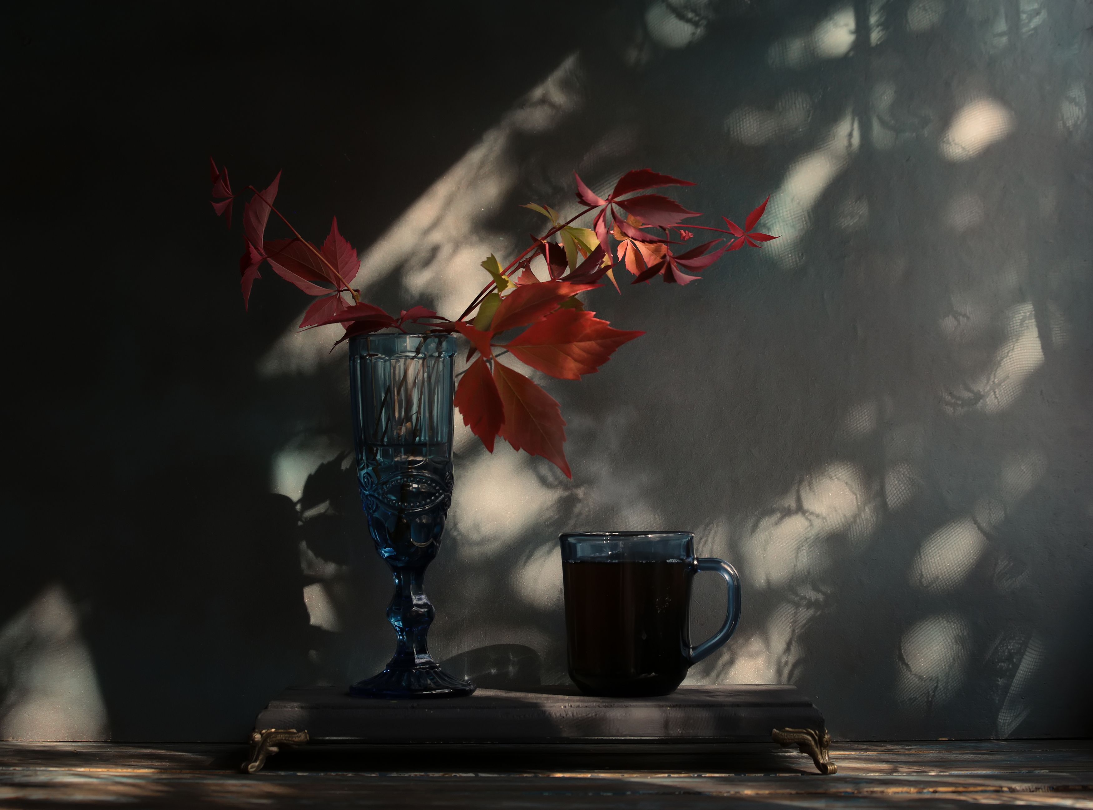 листья дикого винограда, натюрморт с листьями, дикий виноград, синий, чашка, бокал, Стасов Виталий