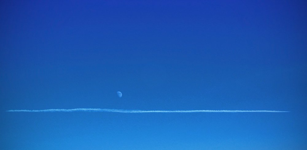 без ретуши, луна, инверсионный след, небо, Anton Ivashchenko