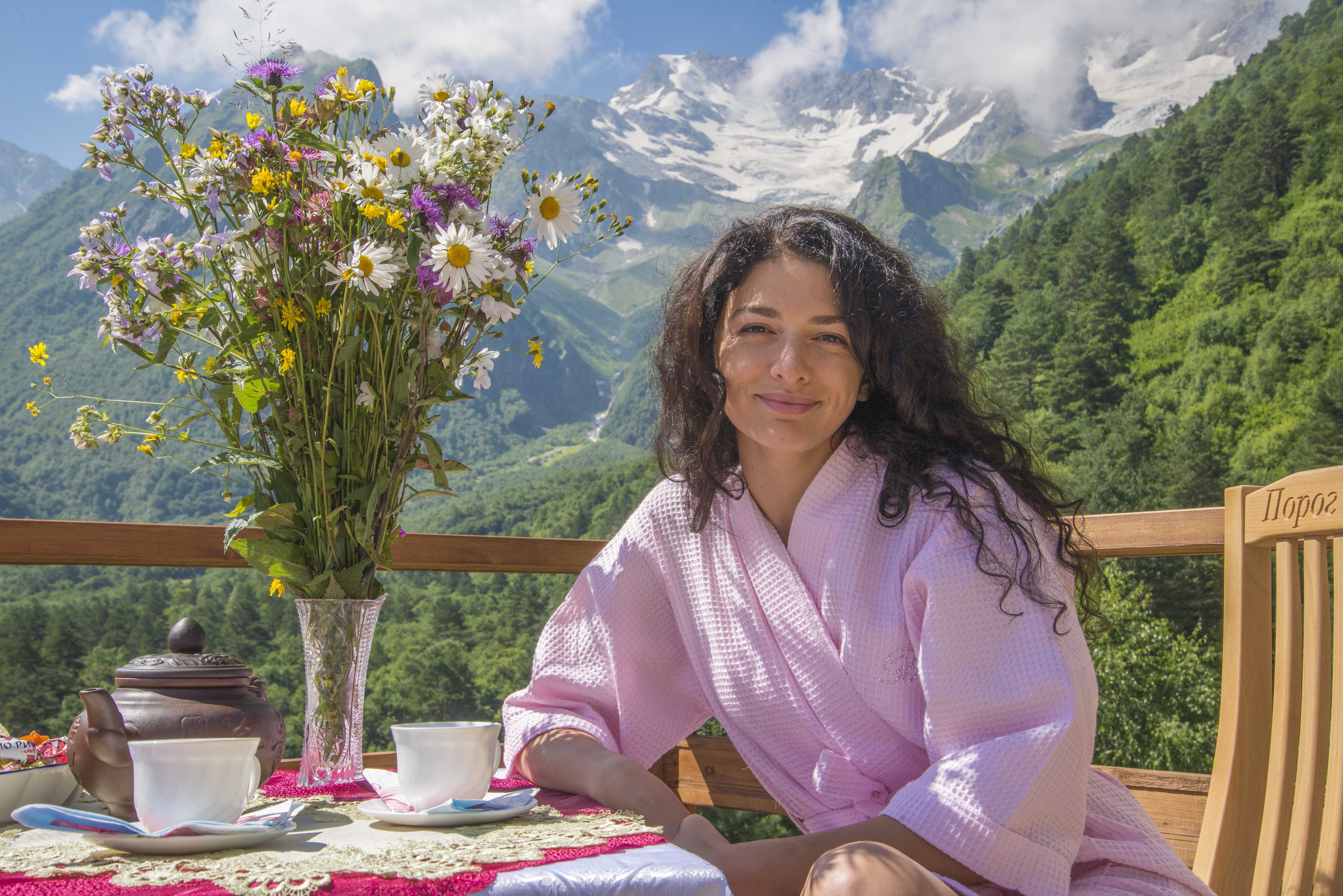 Осетины женщины. Женщины Осетии. Осетинские женщины. Девушка и горные цветы. Девушка в горах Осетии.