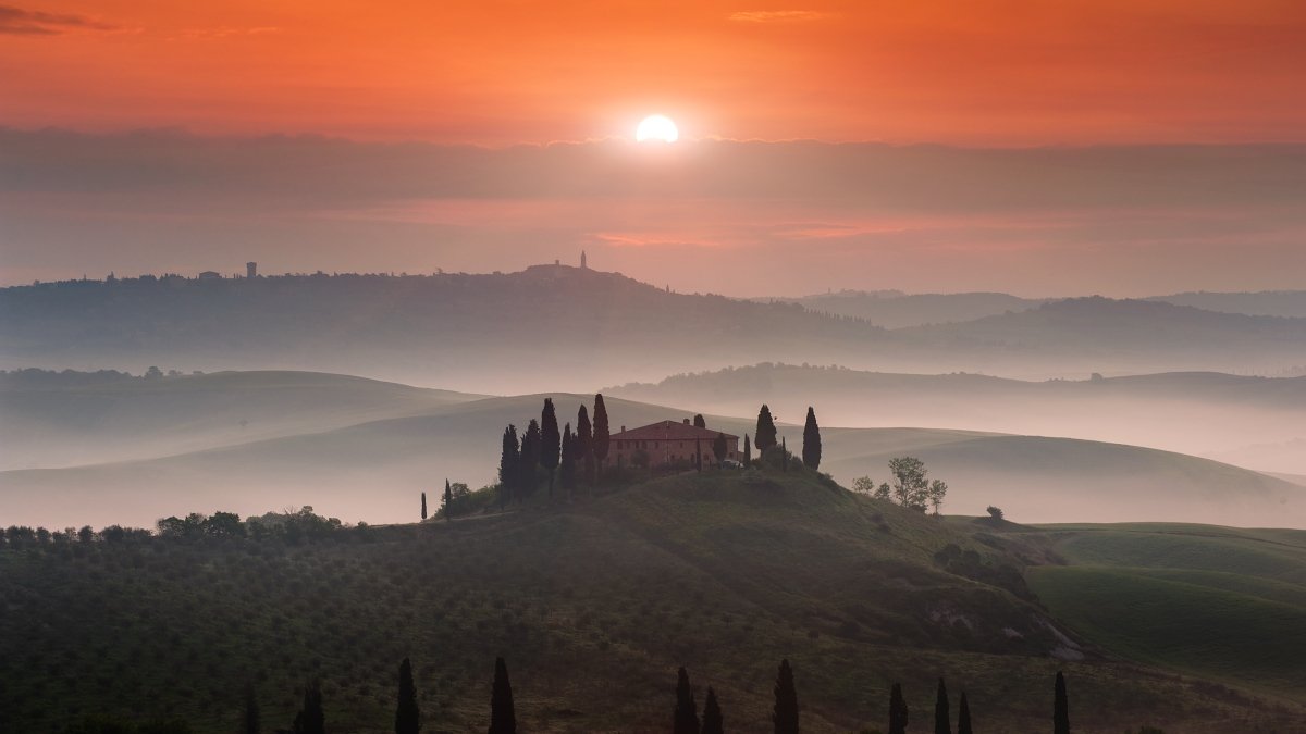 Tuscany, Italy, Pienza, belvedere, fog, mist, sun, first light, meadows,, Tomas Morkes