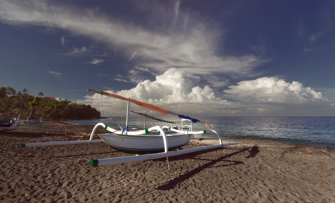 Берег песок лодки пальмы море облака утро Индонезия Ломбок, Георгий Машковцев