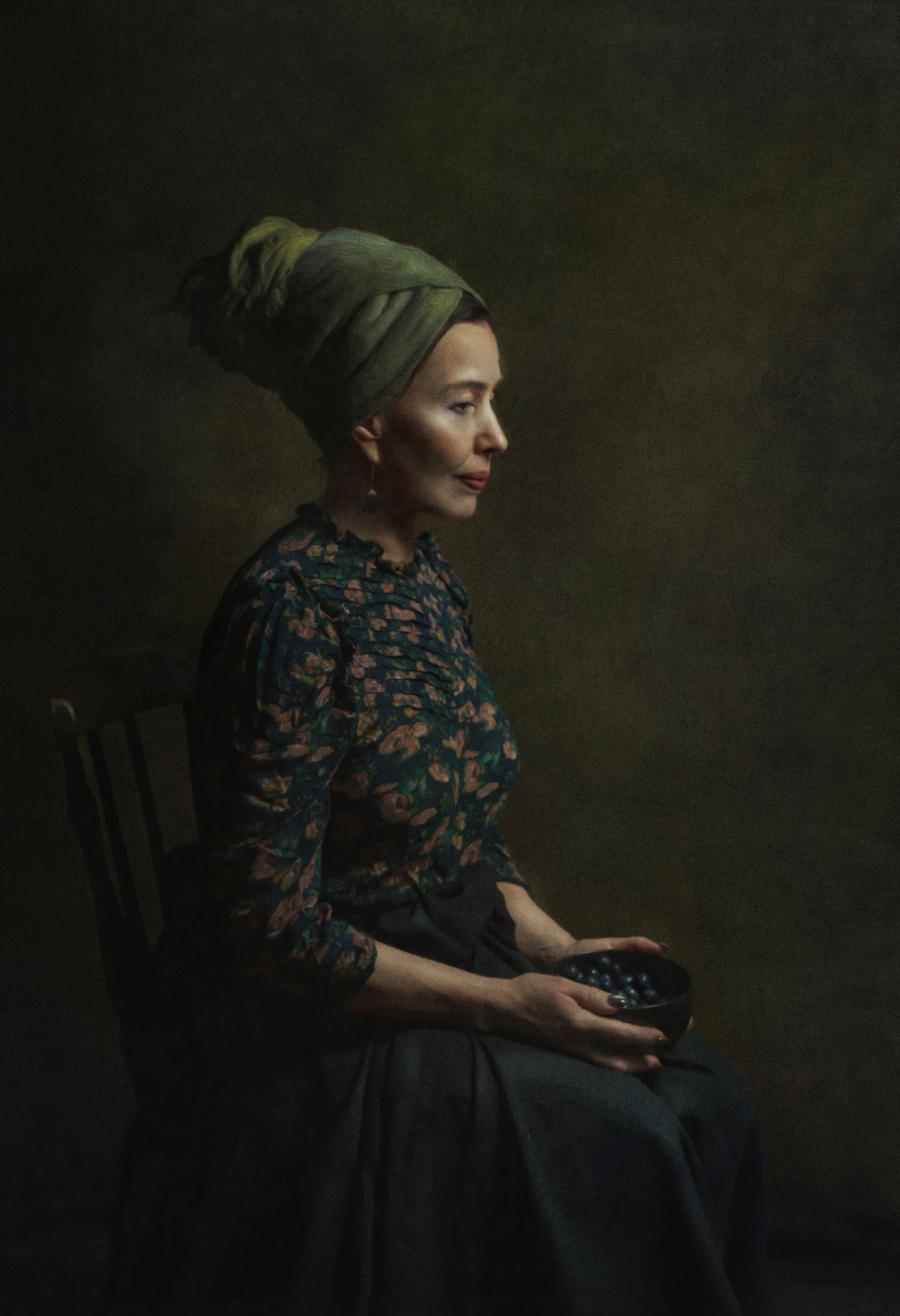 женский портрет низкий ключ, Людмила Костина