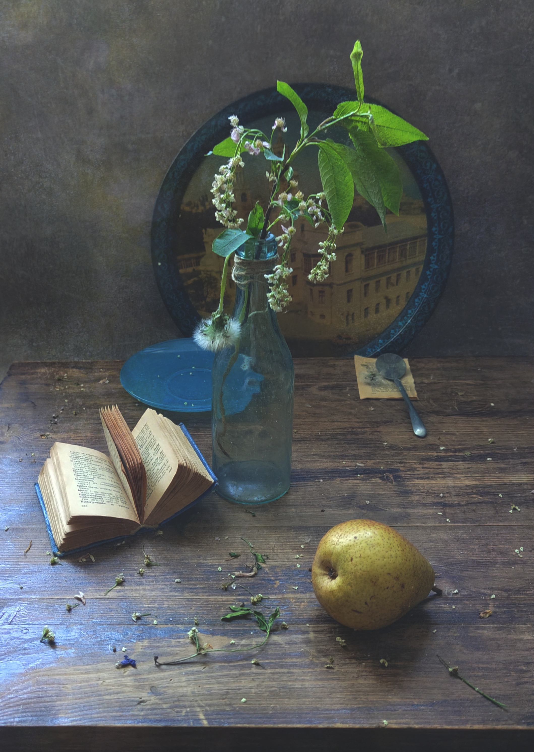 груша, черёмуха, ветка, поднос, бутылка, Ирина Курмалеева