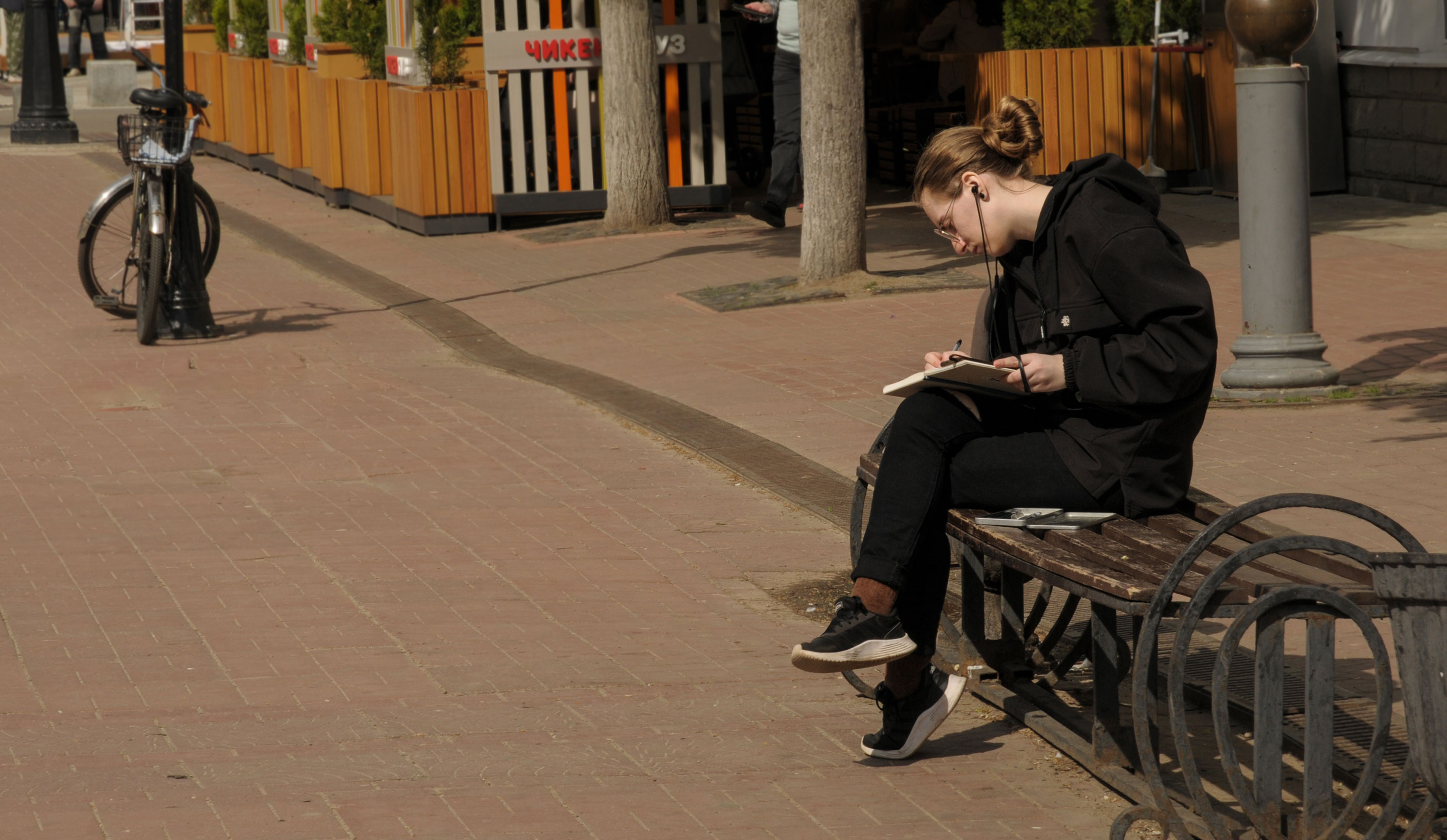 девушка тетрадки скамейка велосипед, Вера Петри