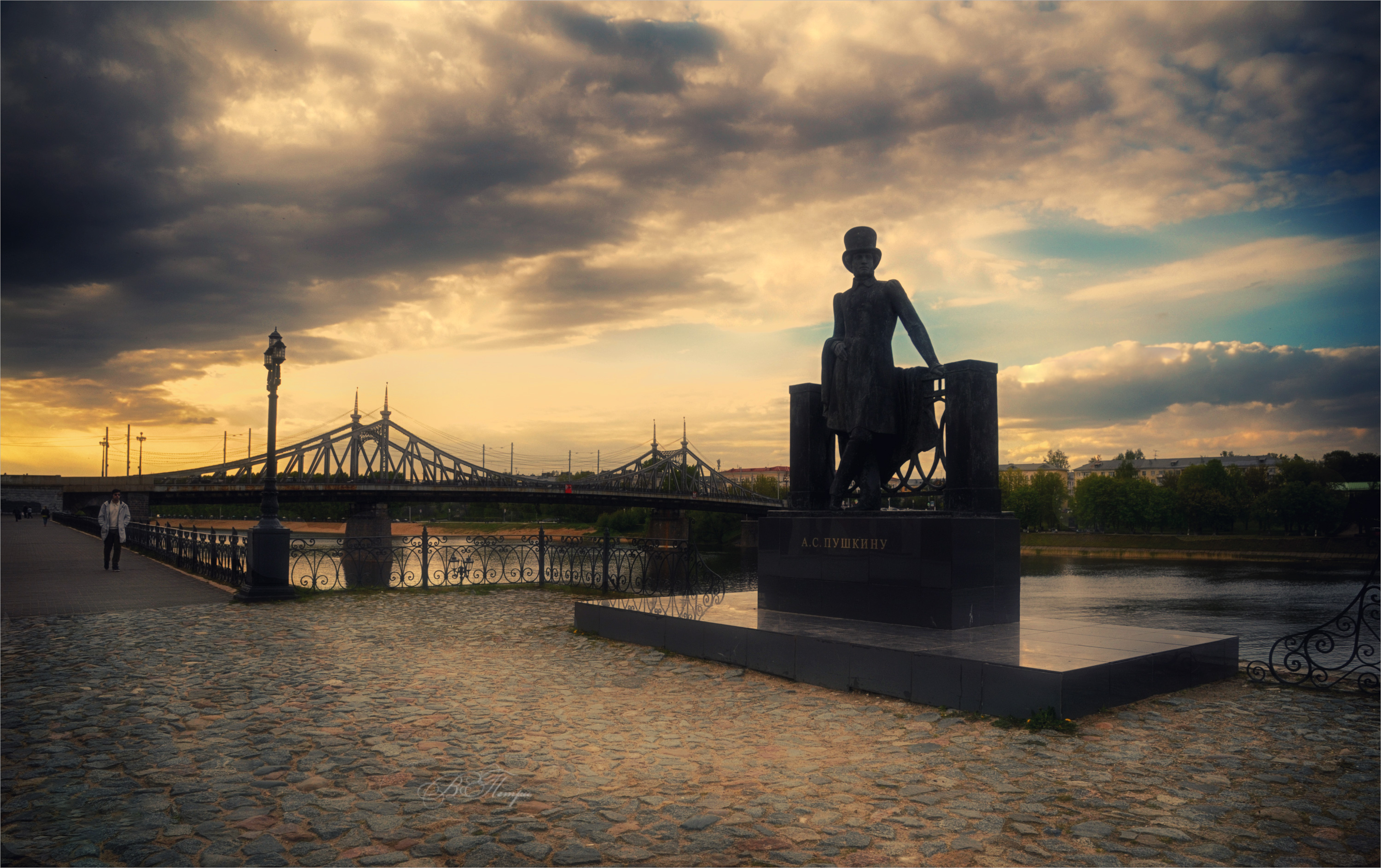 набережная памятник тучи человек, Вера Петри