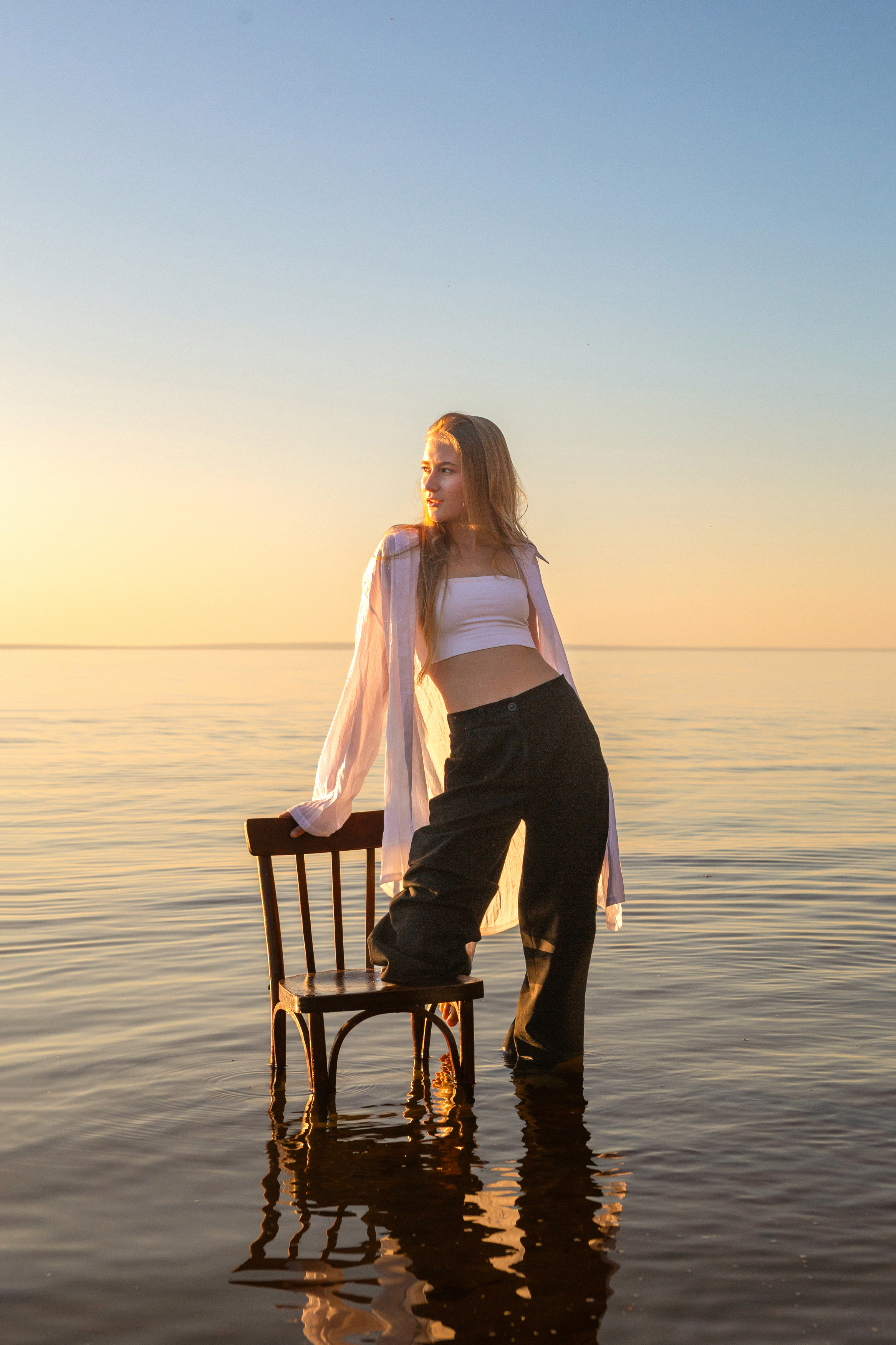 закат, река, стул в воде, блондинка, Наталья Максимова