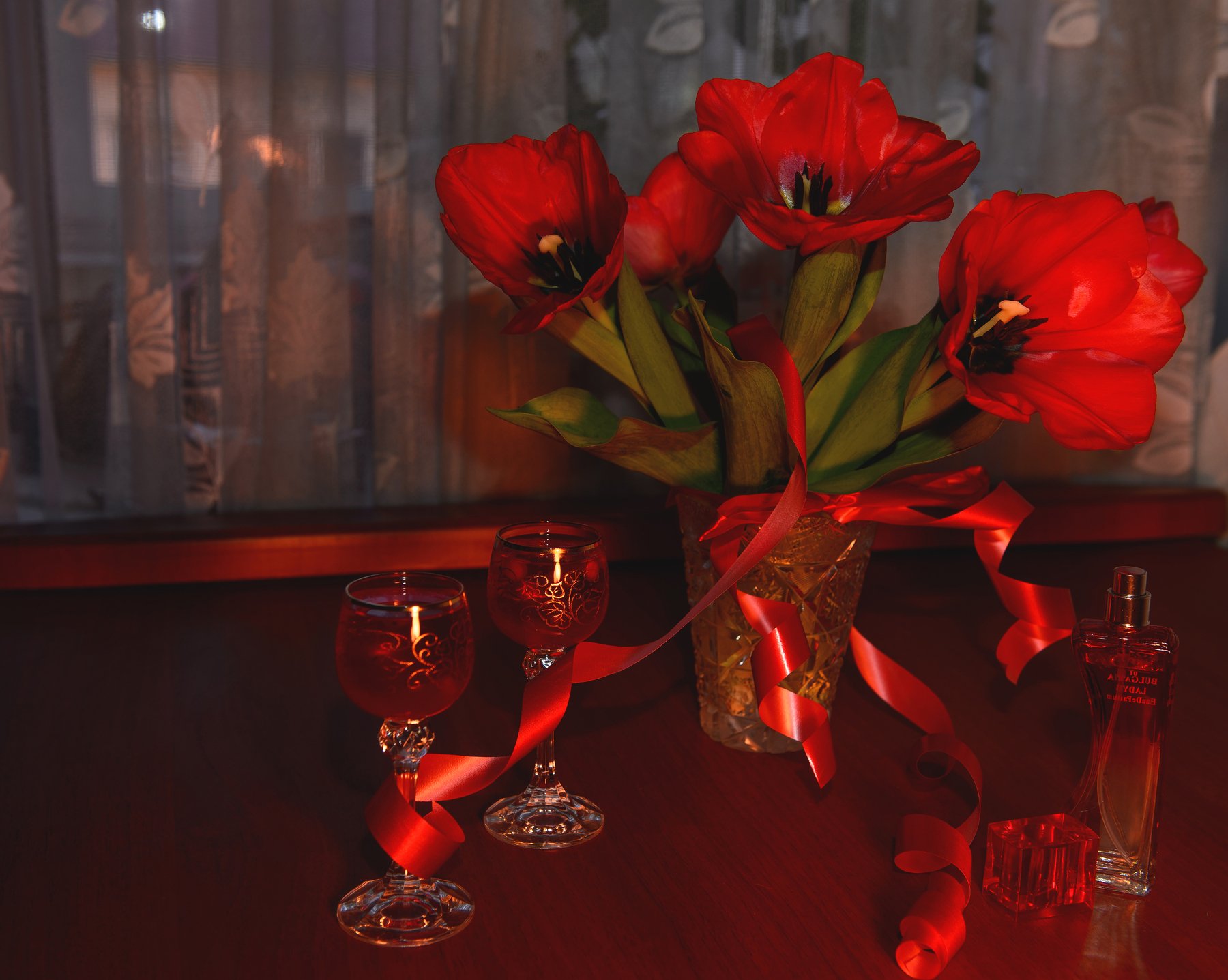 алые, бокалы, вечер, красное, красота, праздник, тюльпаны, цветы, Юлия Лаптева