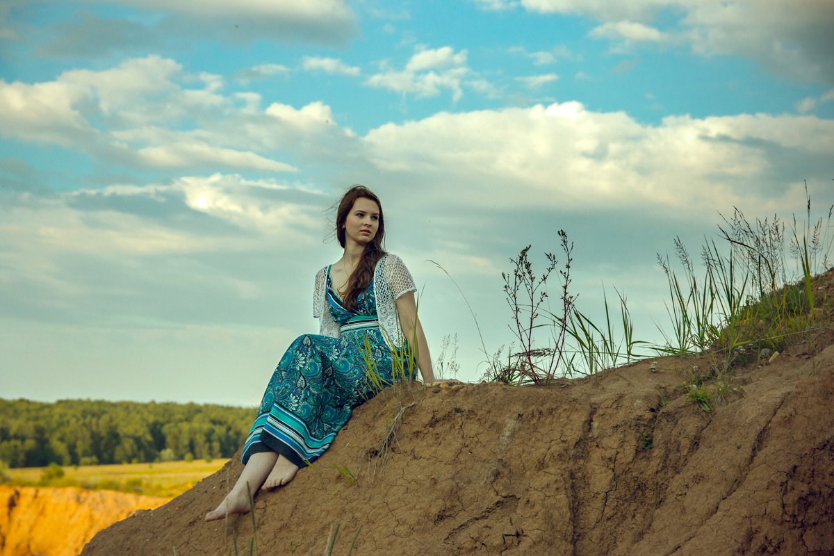 девушка, лето, пригорок, портрет на фоне пейзажа, Александр