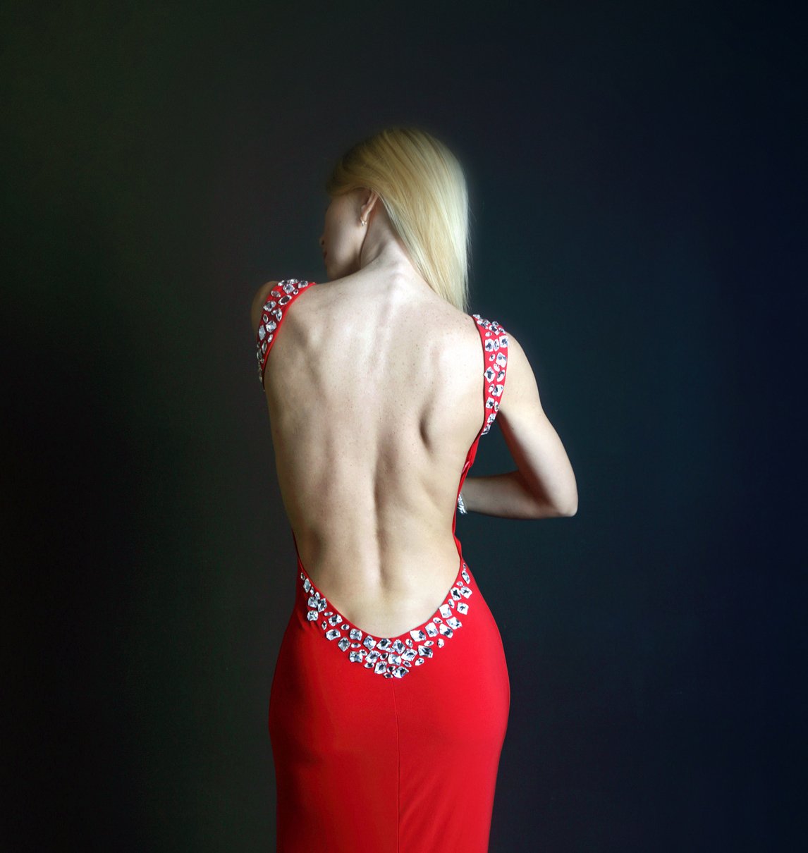 девушка, красивая, спина, оголенная спина, мышцы, рельеф, блондинка, длинные волосы, русые, красное платье, красный. , Постонен Екатерина