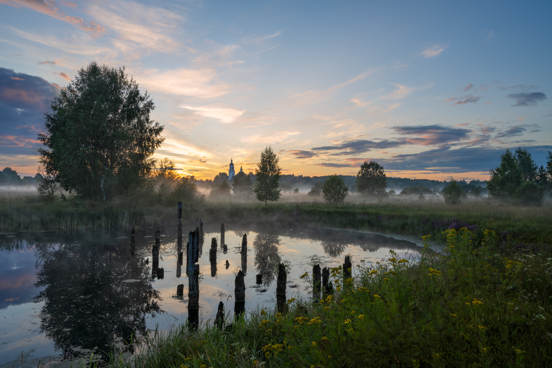 лето,вечер,закат,туман,медное озеро,храм,небо,облака,краски, Виталий Полуэктов