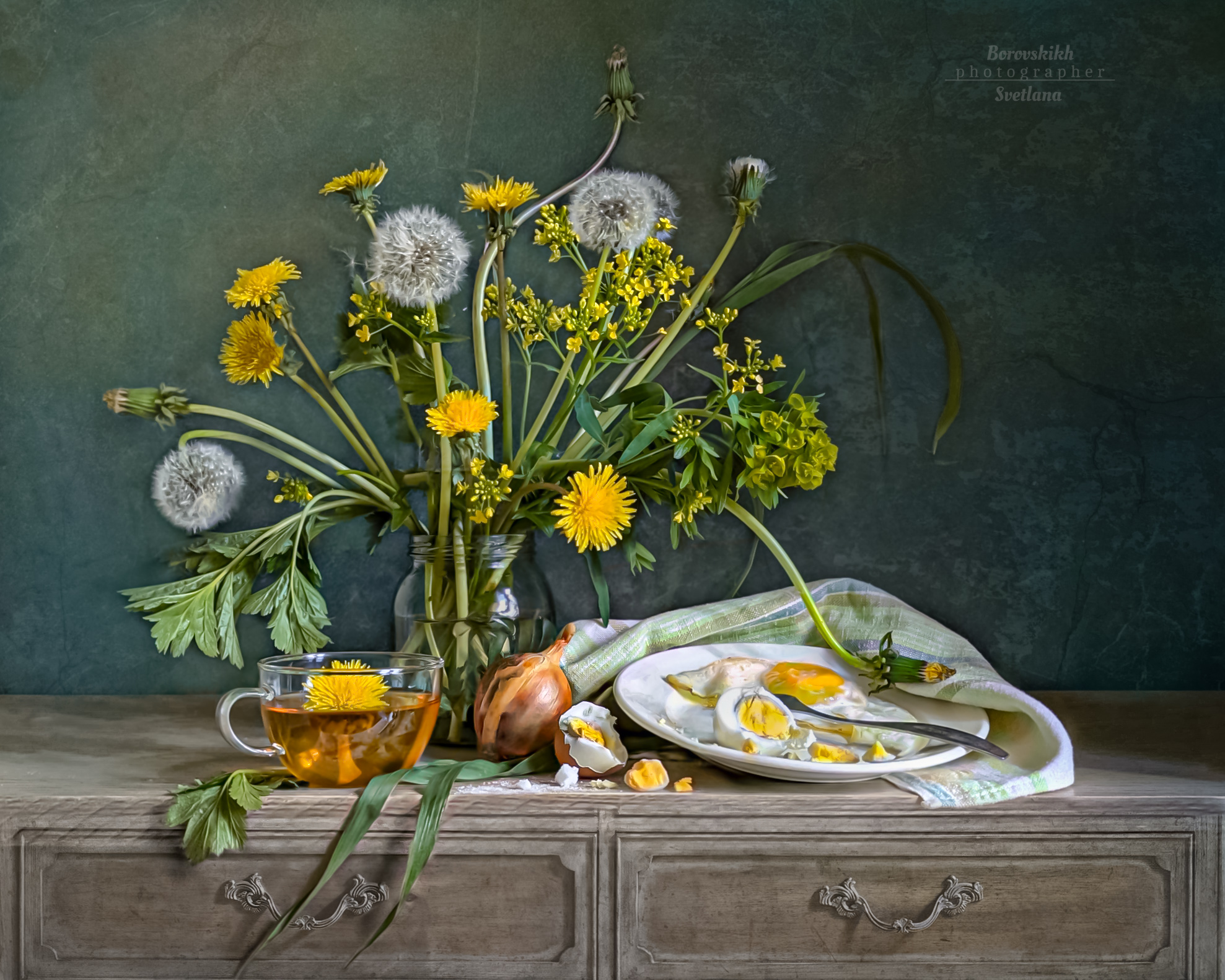 натюрморт, art_photo, food_photo, цветы, одуванчики, яйцо, глазунья, фото у окна, фото на телефон, Боровских Светлана