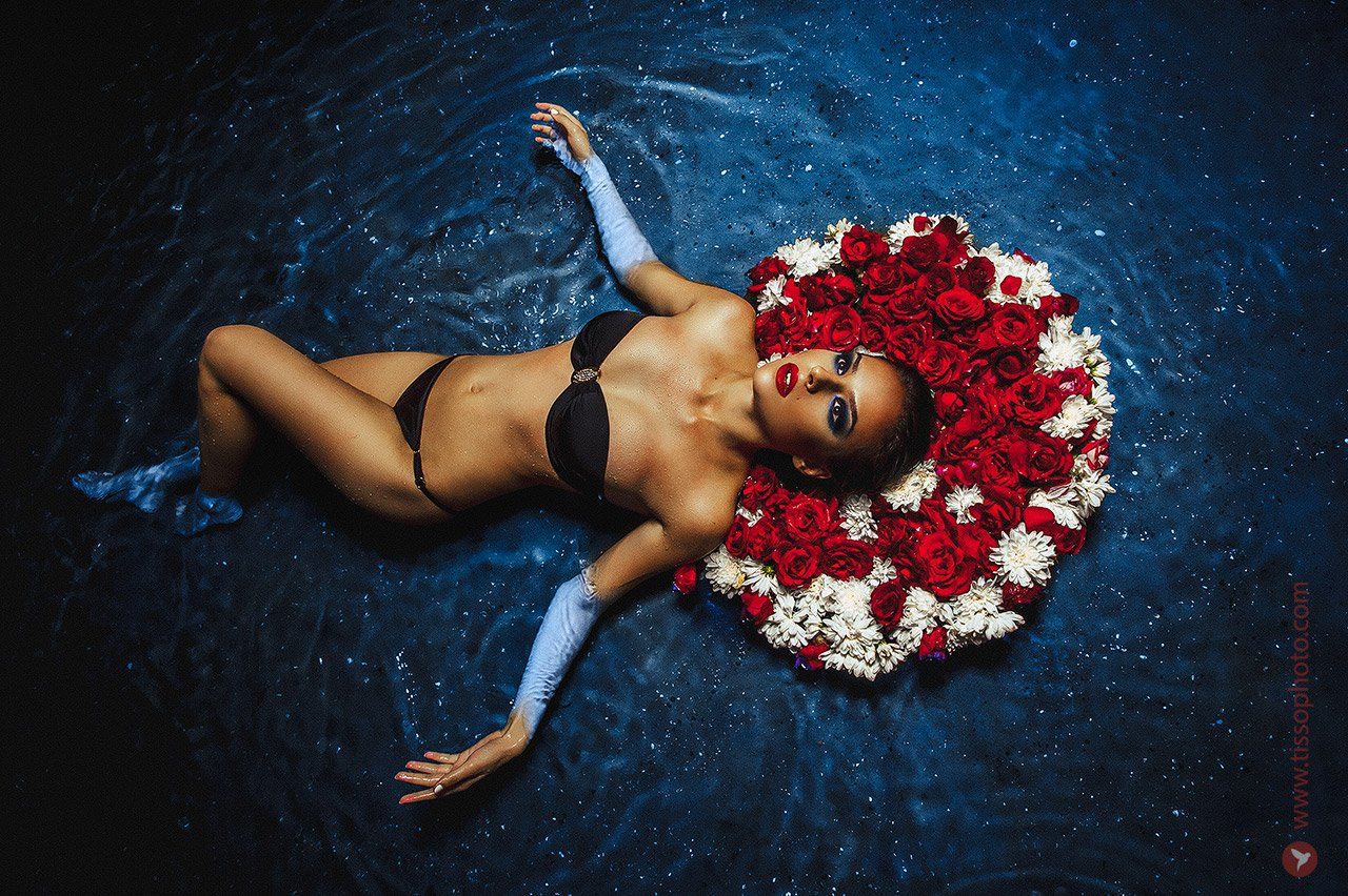 Портрет, девушка, вода, цветы, розы, ночь, взгляд , Сергей Тиссо