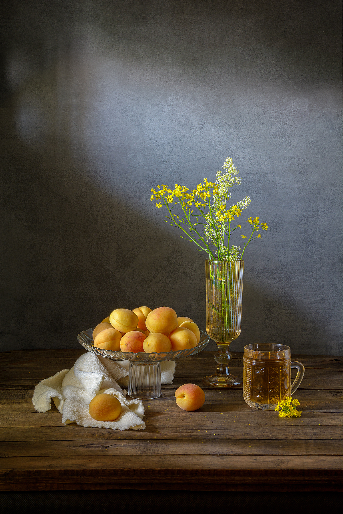 абрикосы, ваза, фужер,цветы, кружка, Алексей Бычков