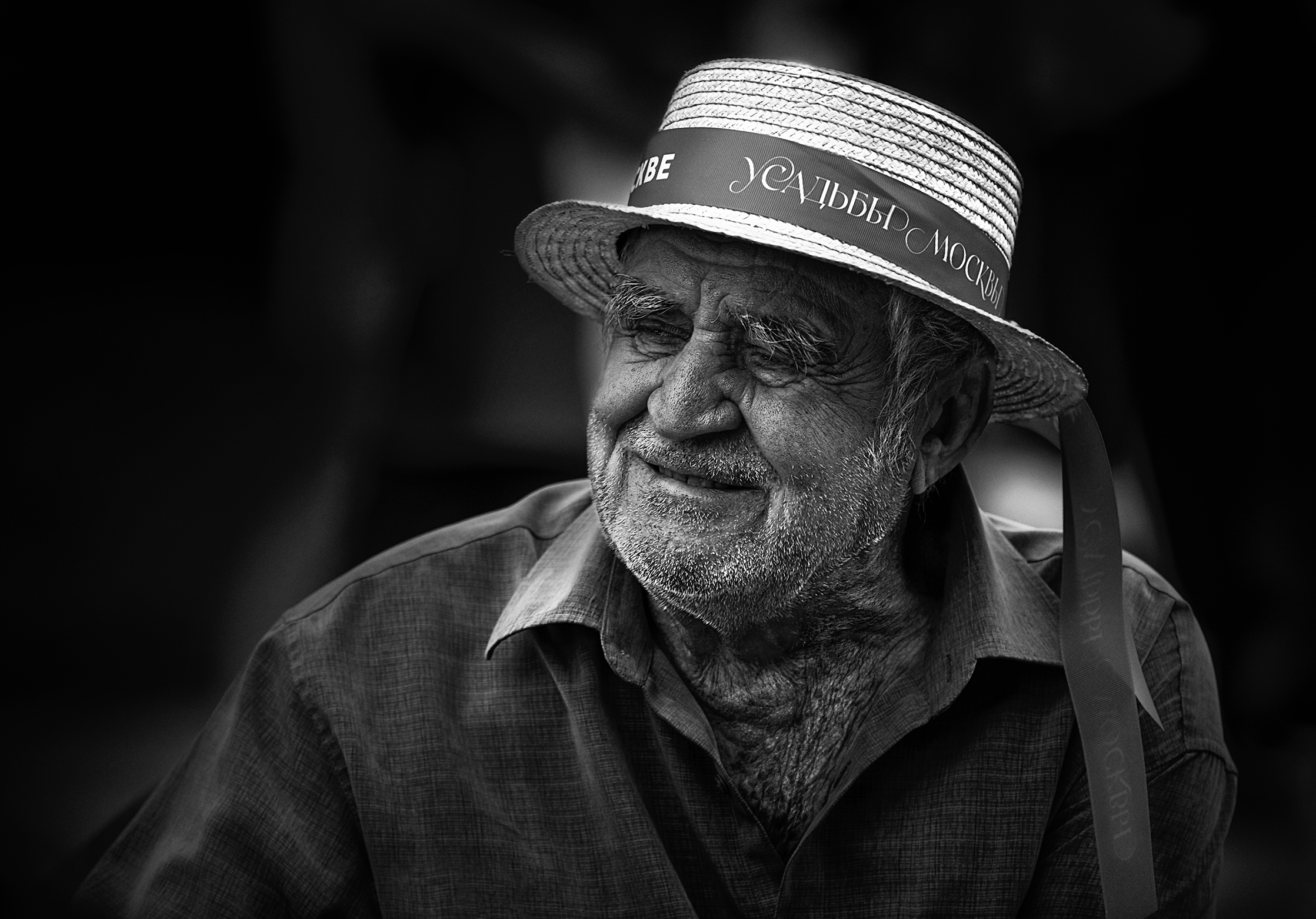 чб фото, уличный мужской портрет, уличное фото, праздник в городе, зрители, Vera Trandina