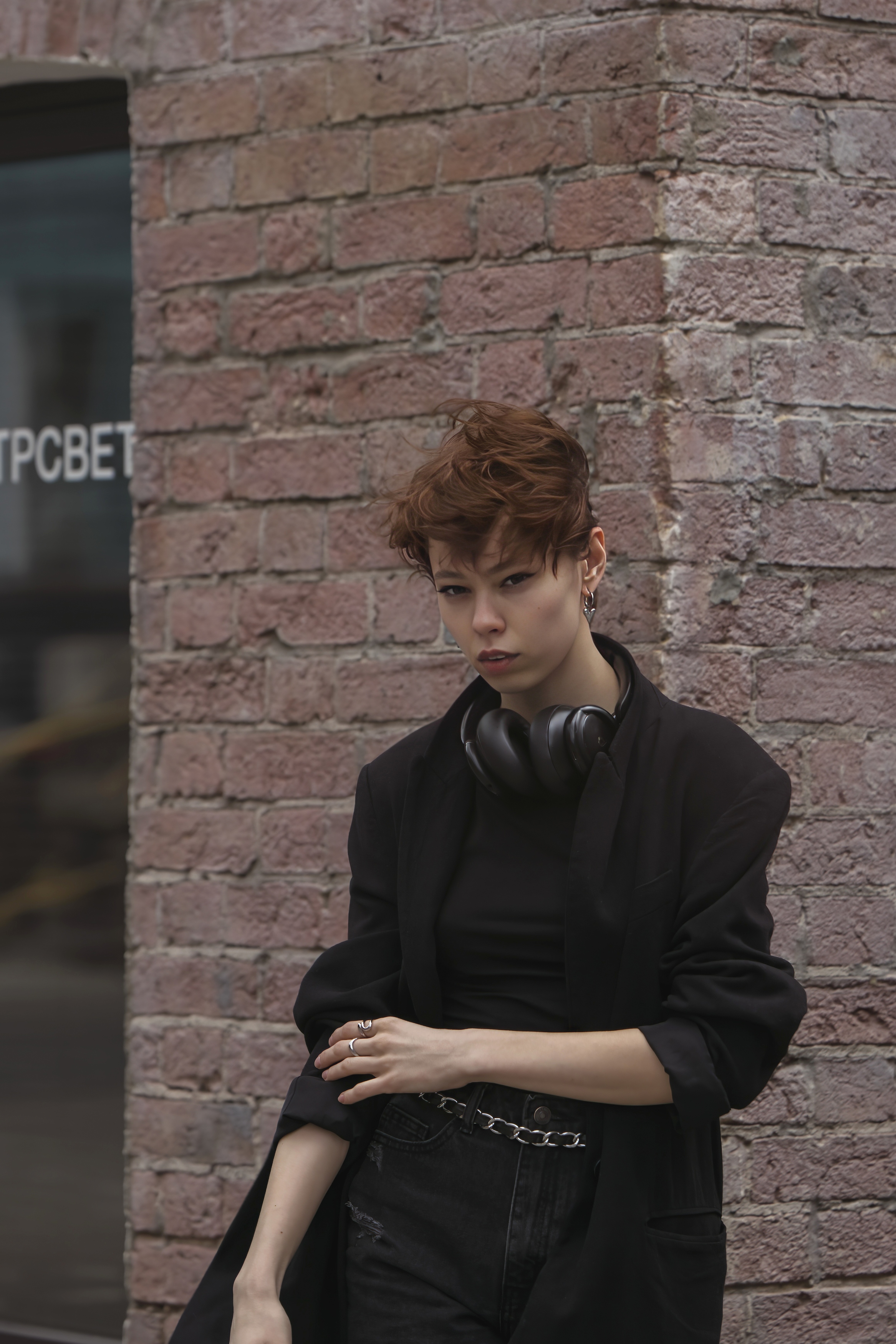 девушка, современный город, кирпичная стена, стеклянная витрина, черная одежда, шорты, наушники, лето, Наталья Герцен