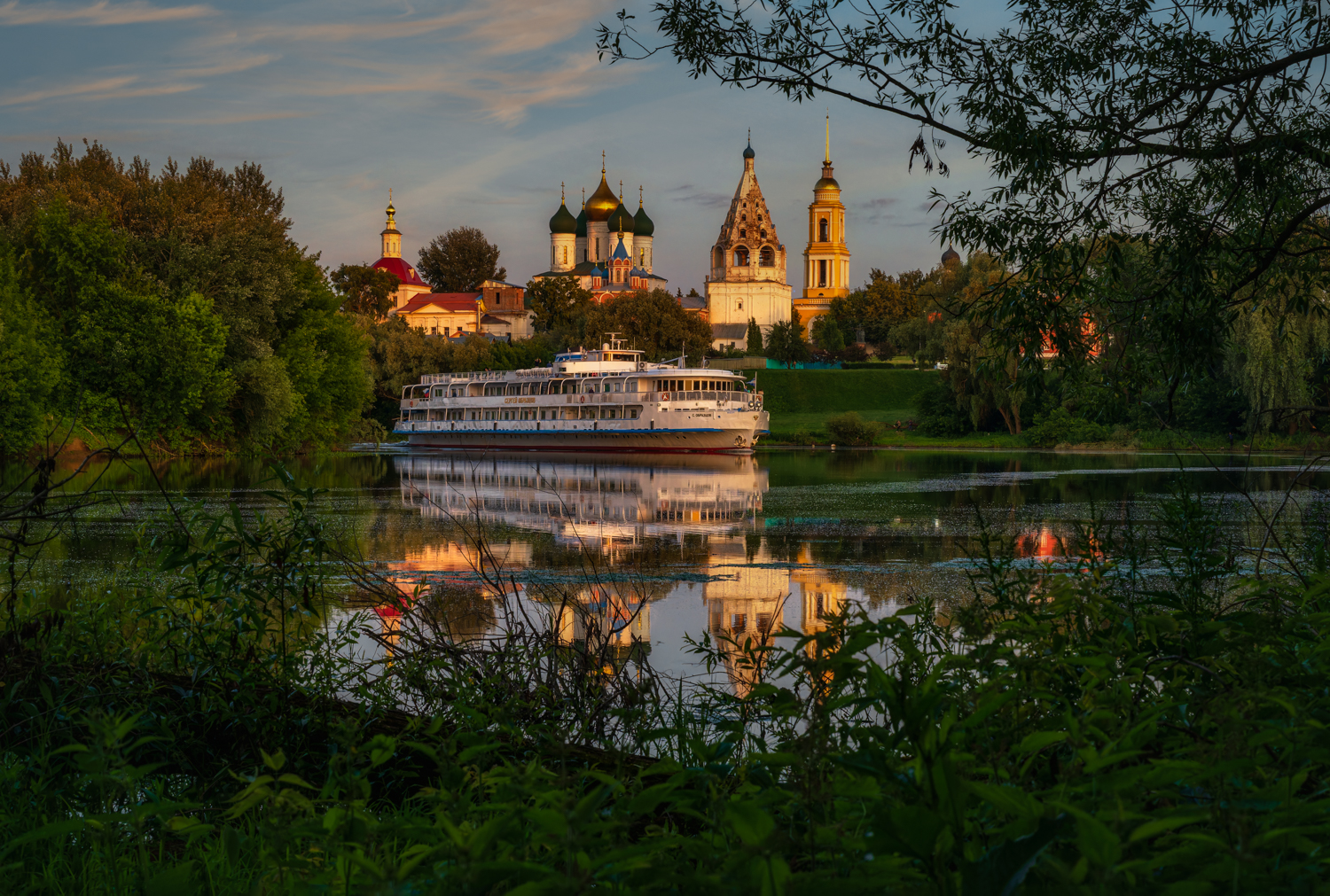 россия, коломна, лето, московская область, храм, церковь, православие, вечер, закат, колокольня, кремль, река, корабль, теплоход, Ракичевич Томислав