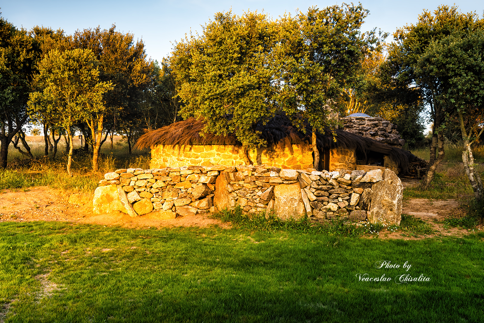 #природа #архитектура #искусствожизни #традиции #деревня #свет #история #ruralheritage #stonehouse #naturephotography #sunsetlight #oldarchitecture #landscapephotography #rusticvibes, Veaceslav Chisalita