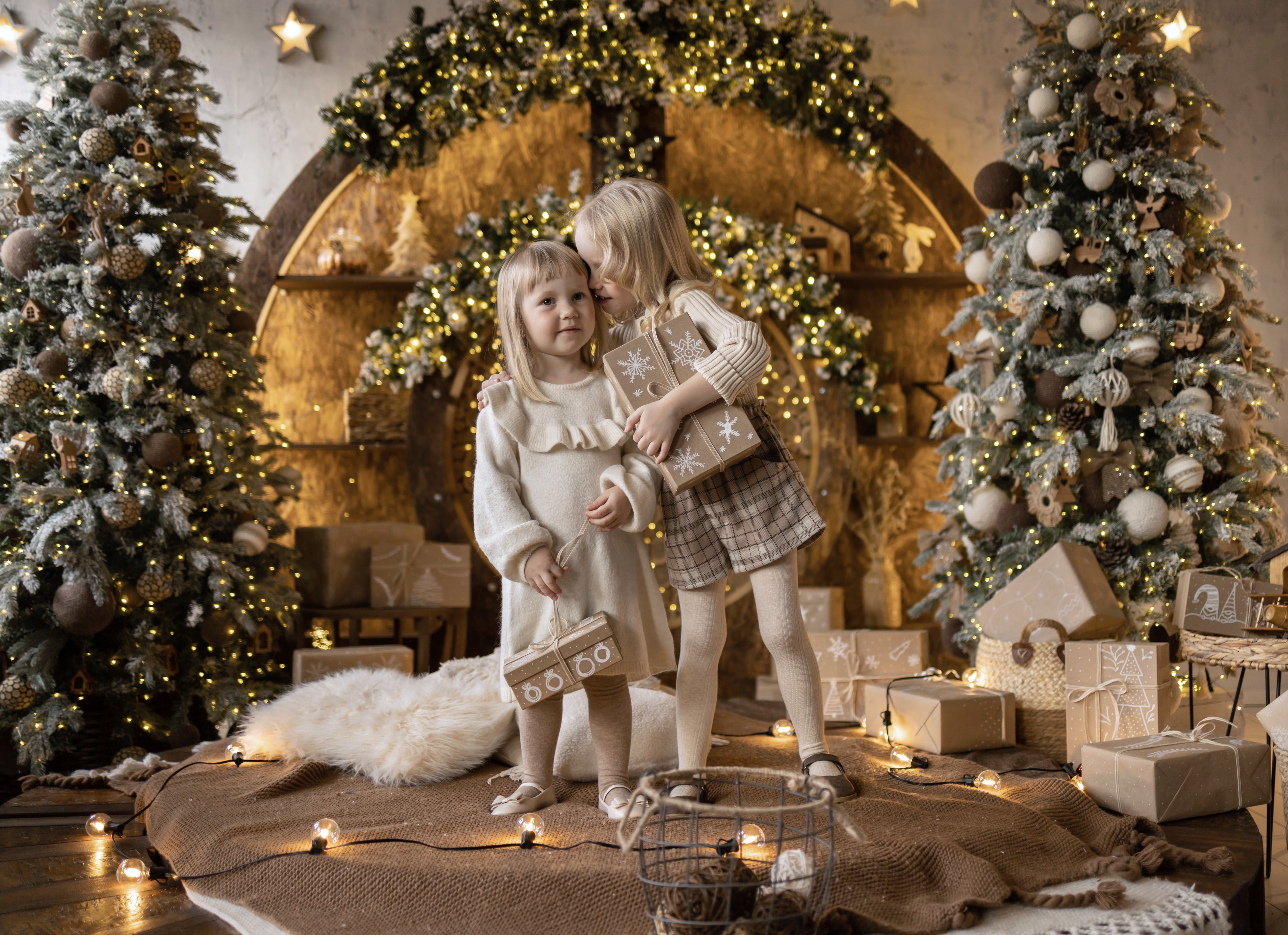 две девочки, светлые волосы, сестры, Новый год, праздник, подарки, наряженные елки, Наталья Герцен