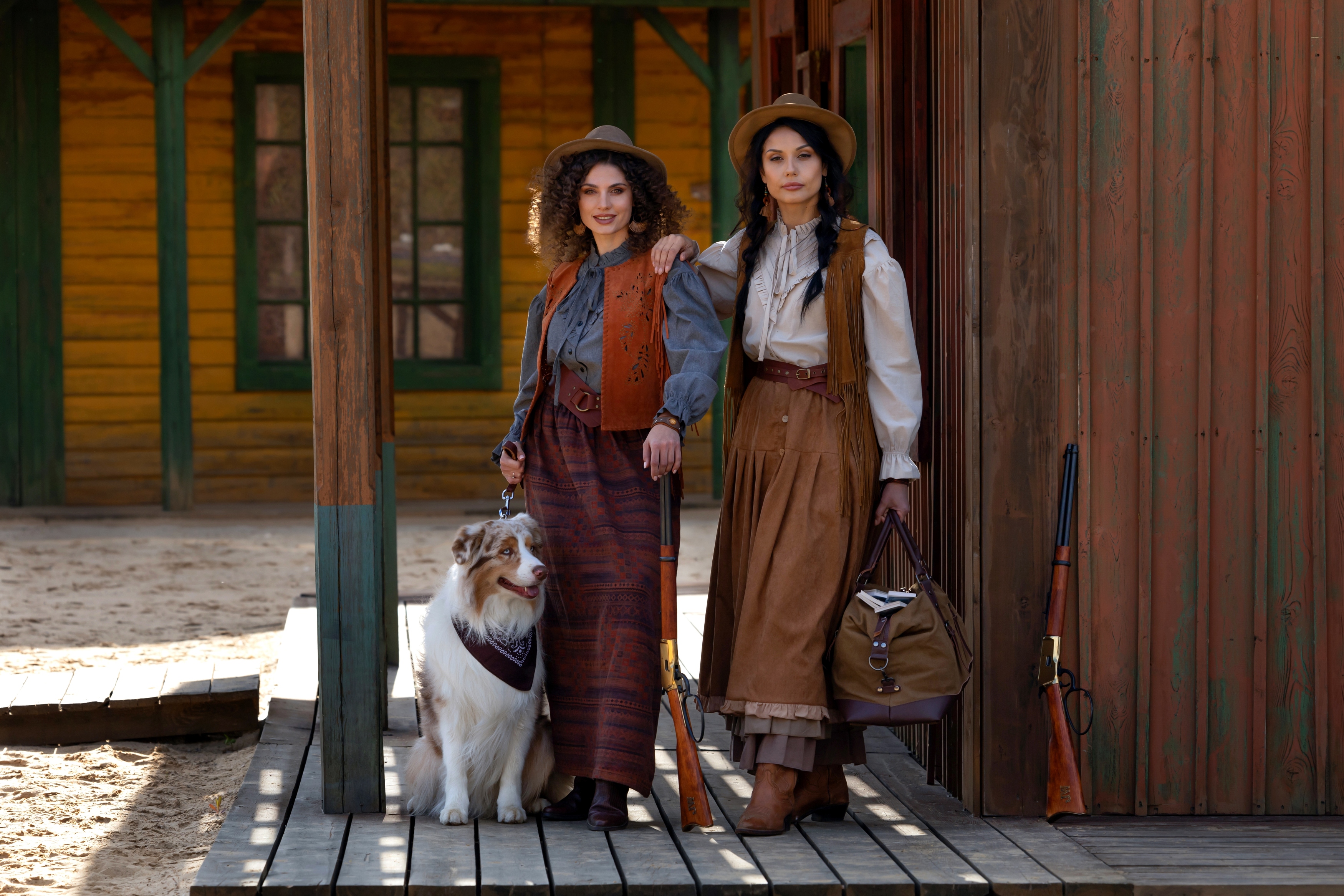 две девушки, жанр, ранчо, лето, собака, мушкет, юбки, жилеты, шляпы, деревянные постройки, солнечный день, Наталья Герцен