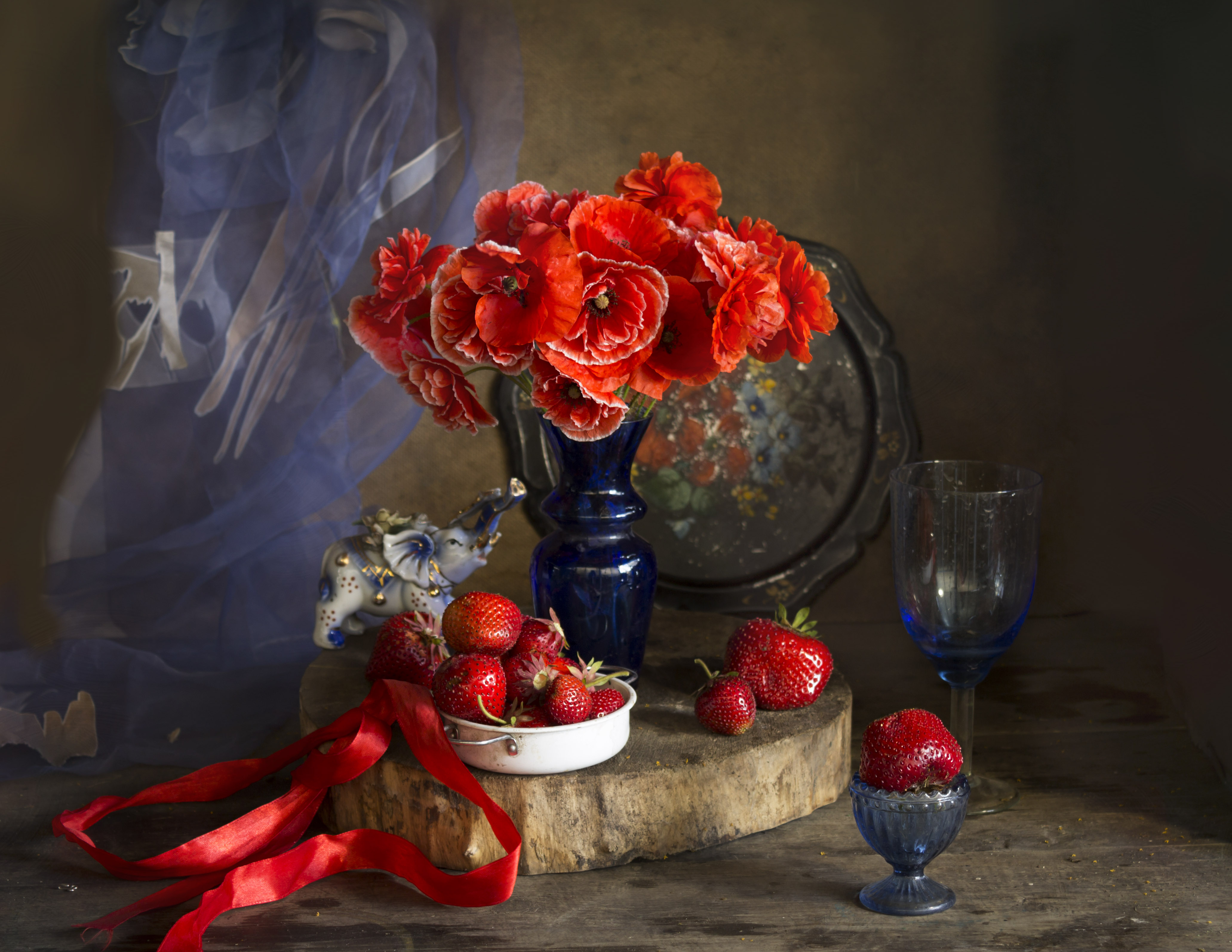 букет, маки, клубника, синий кувшин, лето, Зимина Лионелла