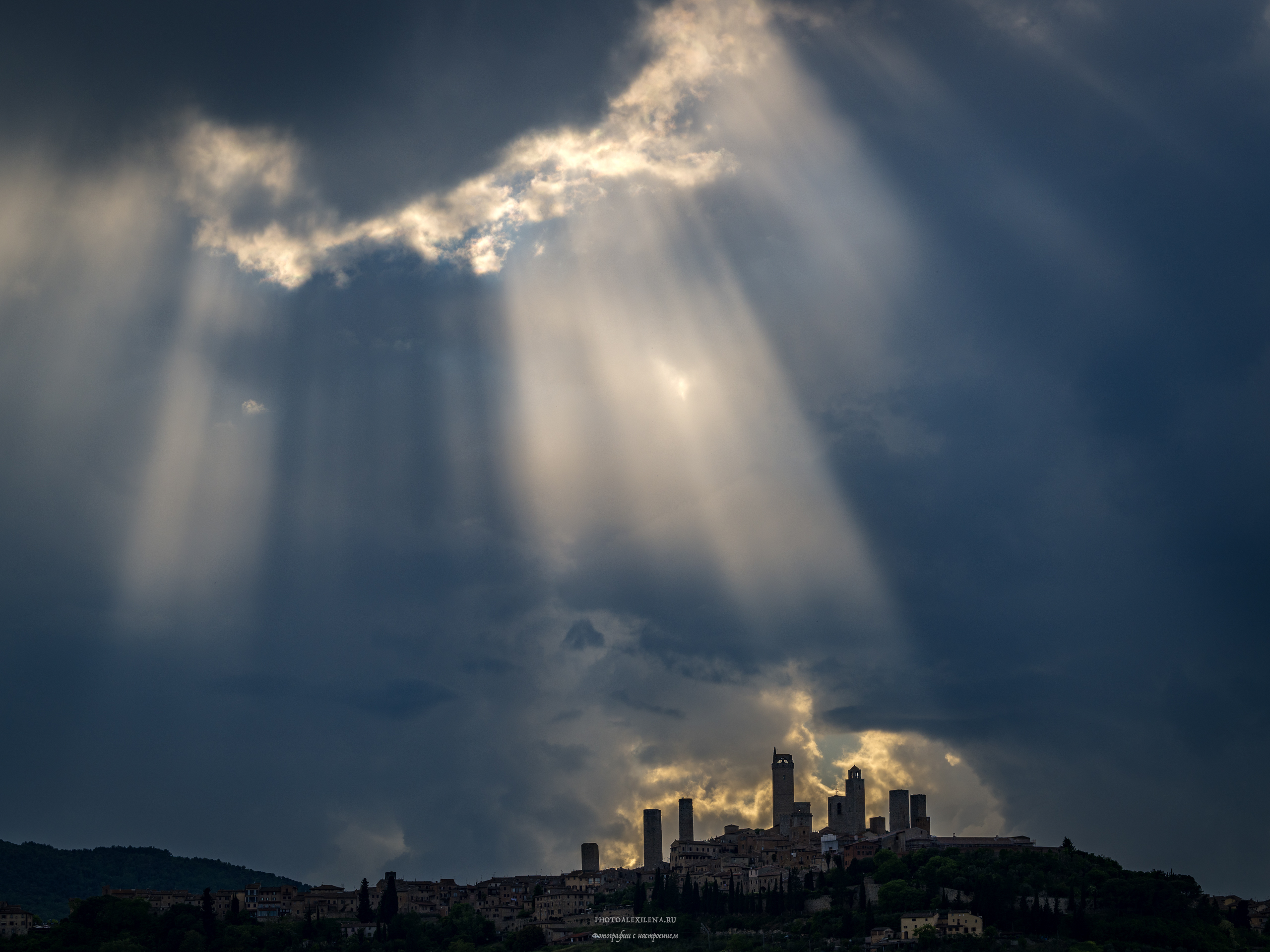 италия, сан-джиминьяно, тоскана, свет, небо, лучи, город, Александр Константинов