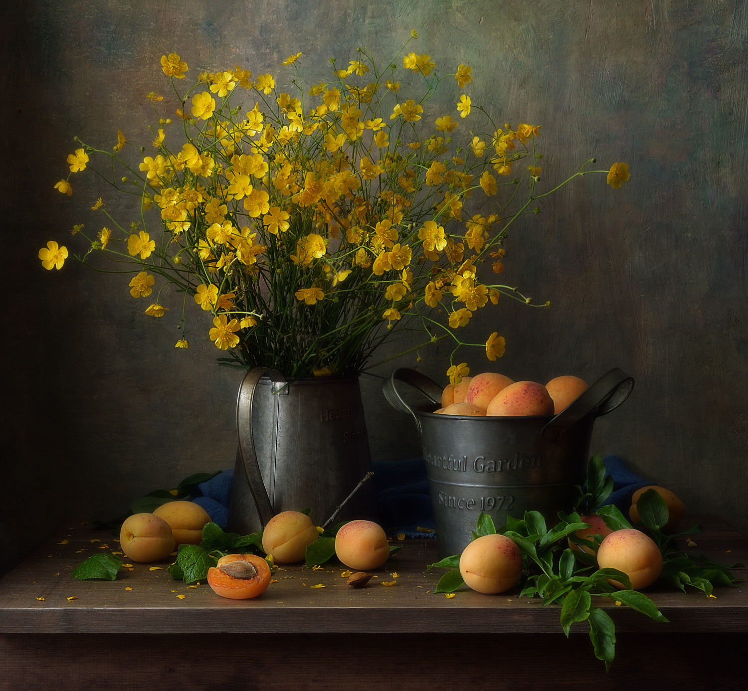 натюрморт,абрикосы,цветы,лютики, Наталия К