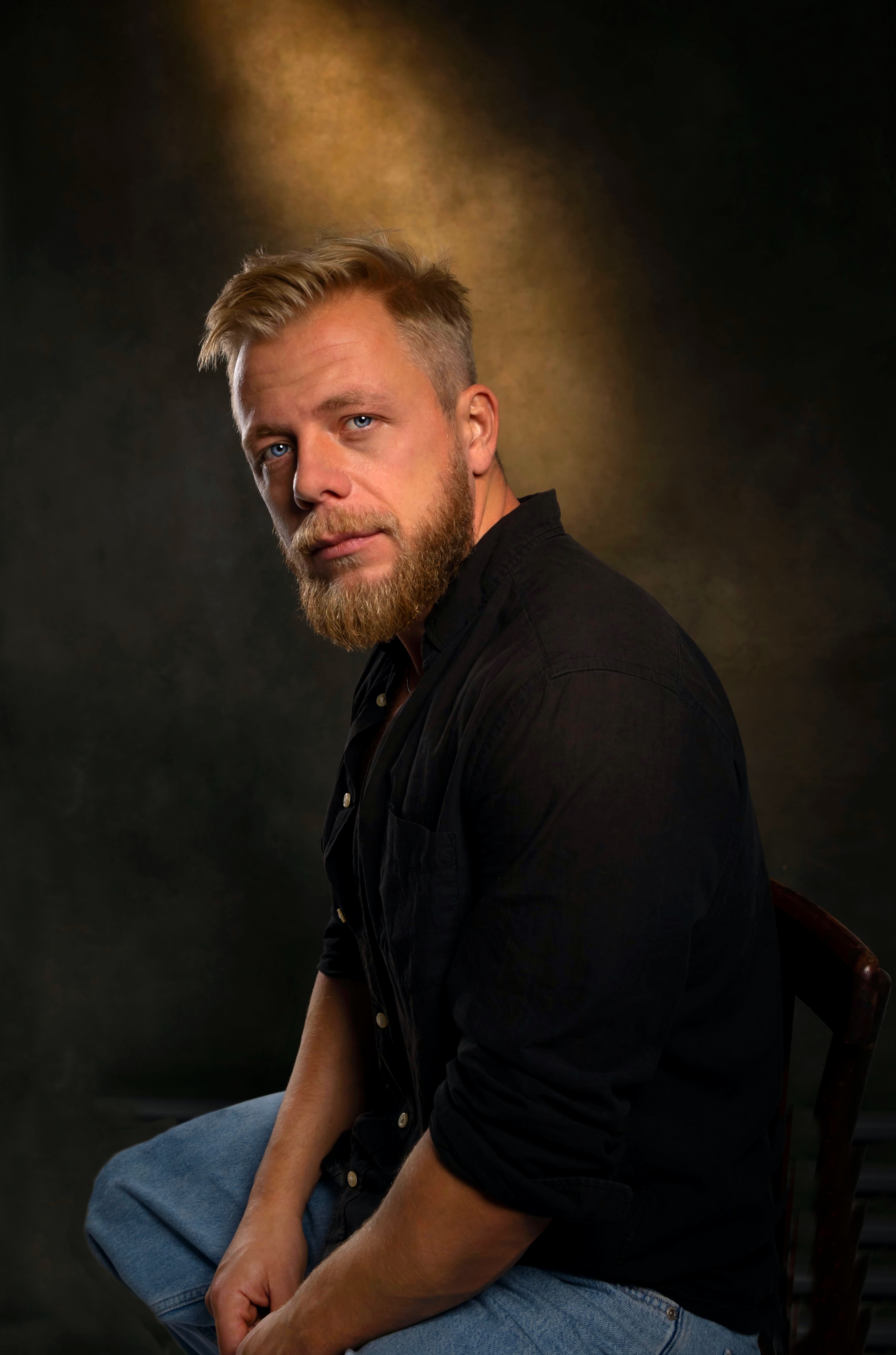 мужчина, голубые глаза, черная рубашка, студия, портрет, Наталья Герцен