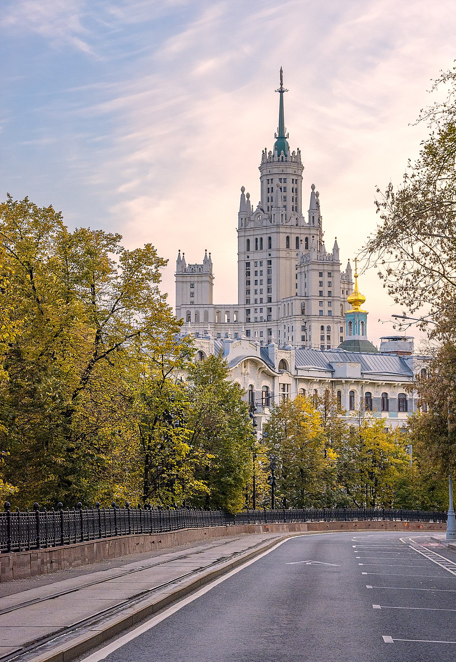 москва, городской пейзаж, небоскреб, сталинская высотка, яузский бульвар, бульварное кольцо, архитектура, 1950х, пустая улица, вечерний город, закат, краски неба, осень, золото, панорама, желтый, желтые листья, moscow, cityscape, skyscraper, stalin, boule, Лебедев Кирилл