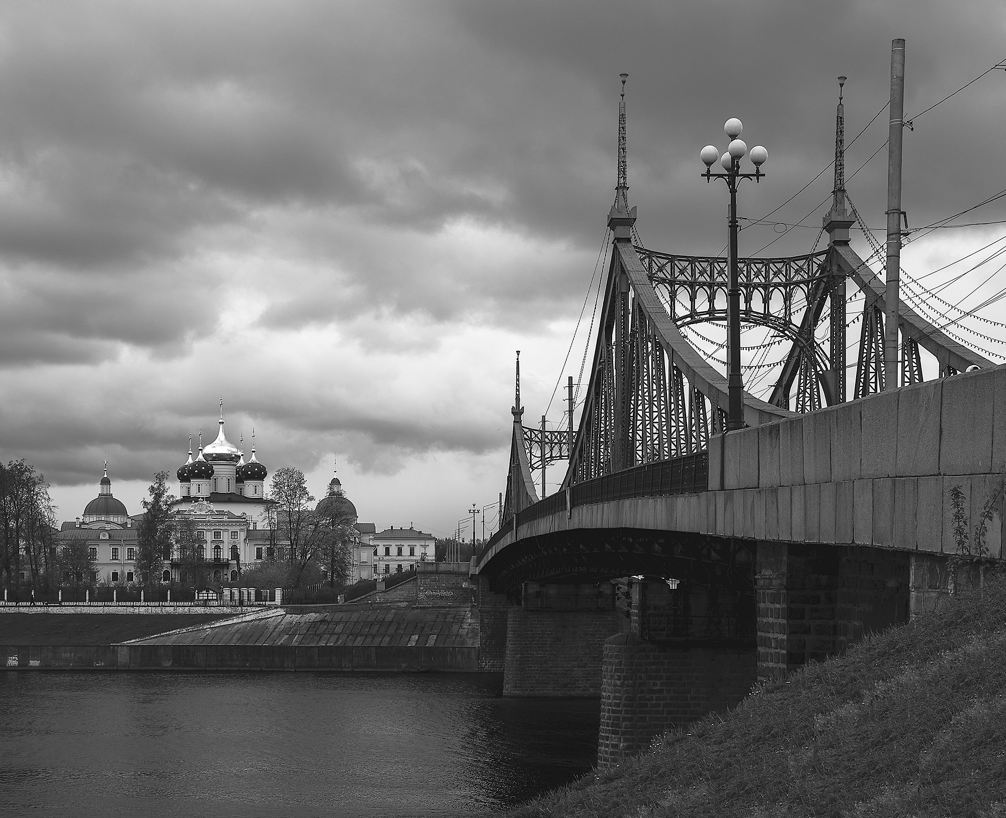 городской пезаж, стрый мост, панорама, река, тверь, тверца, старый город, историческая архитерктура, облака, драматичное небо, черно-белое, old bridge, city landscape, old bridge, panorama, river, tver, tvertsa, old town, historical architecture, clouds, , Лебедев Кирилл